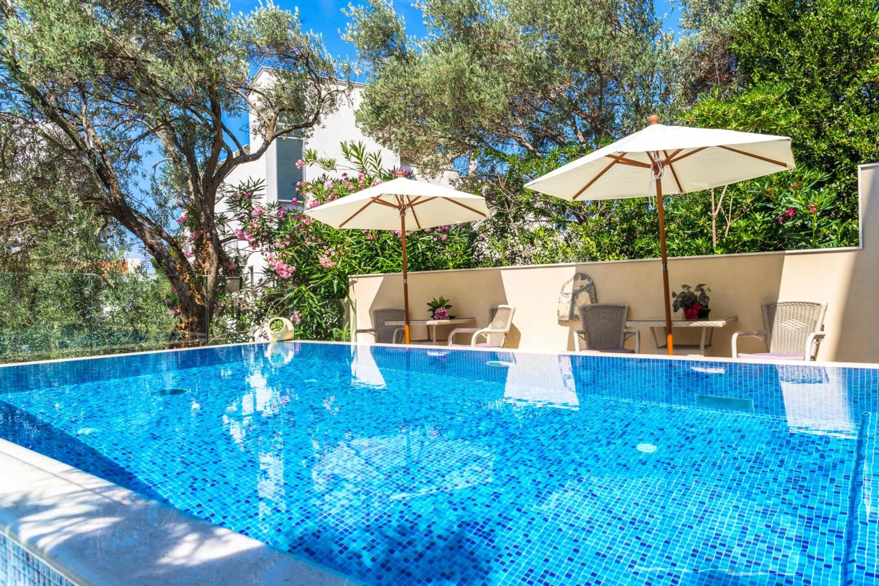 Swimming pool in B&B Amfora