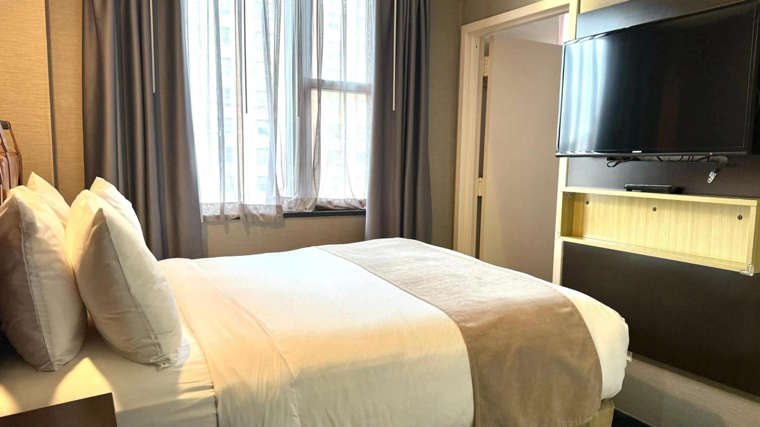 Photo of the whole room, Bed in Madison LES Hotel