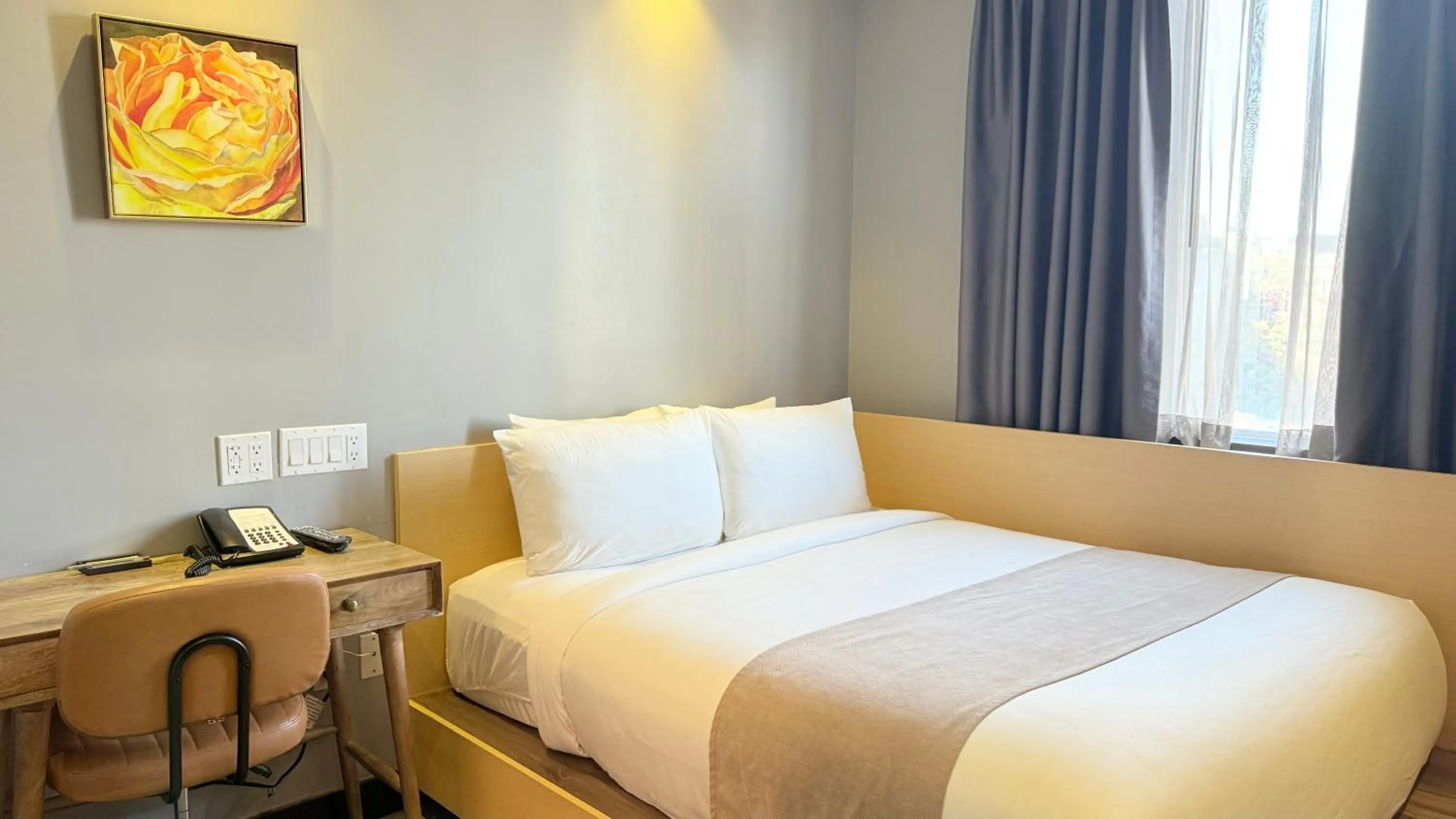 Photo of the whole room, Bed in Madison LES Hotel