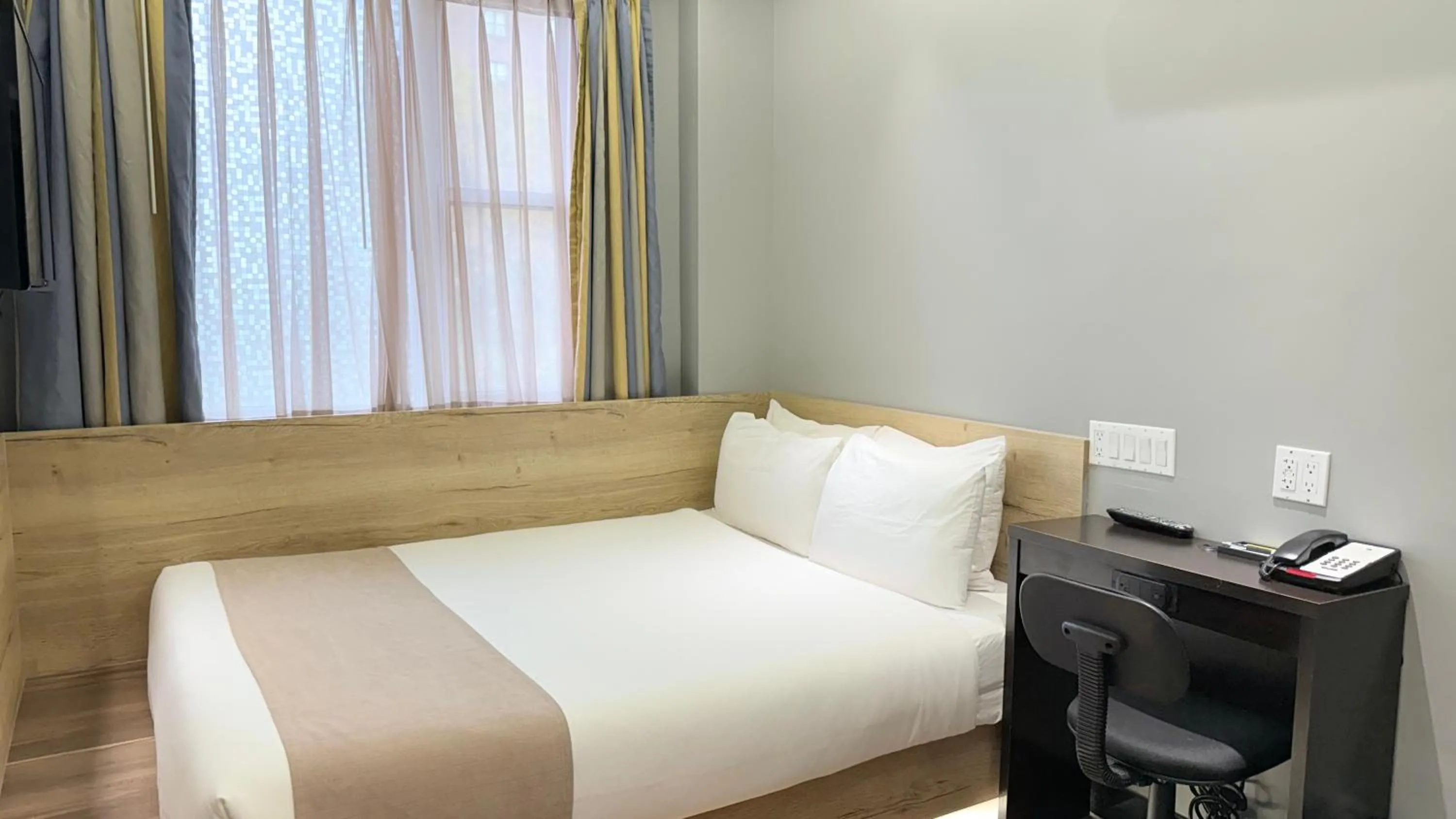 Photo of the whole room, Bed in Madison LES Hotel