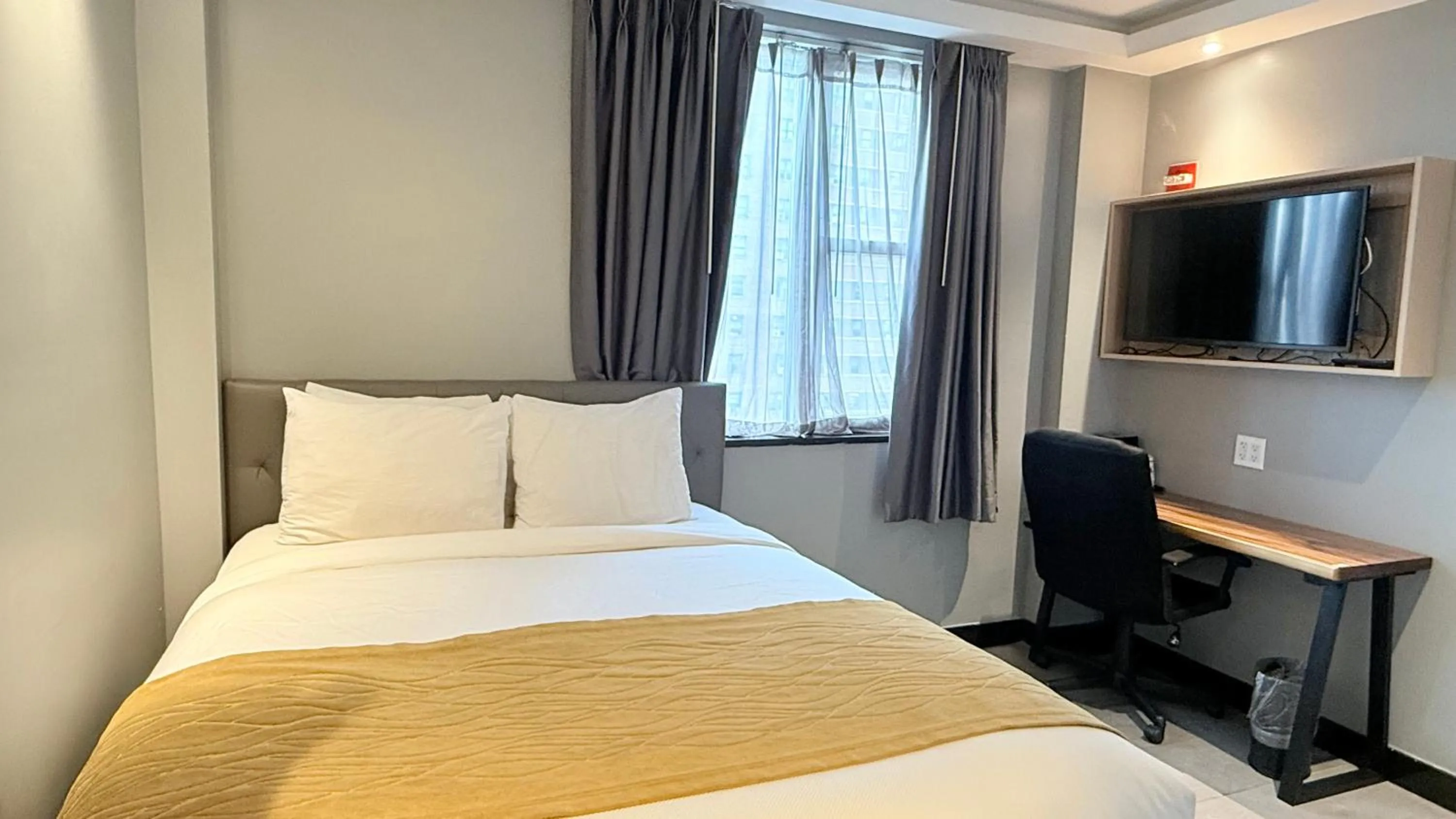 Photo of the whole room, Bed in Madison LES Hotel