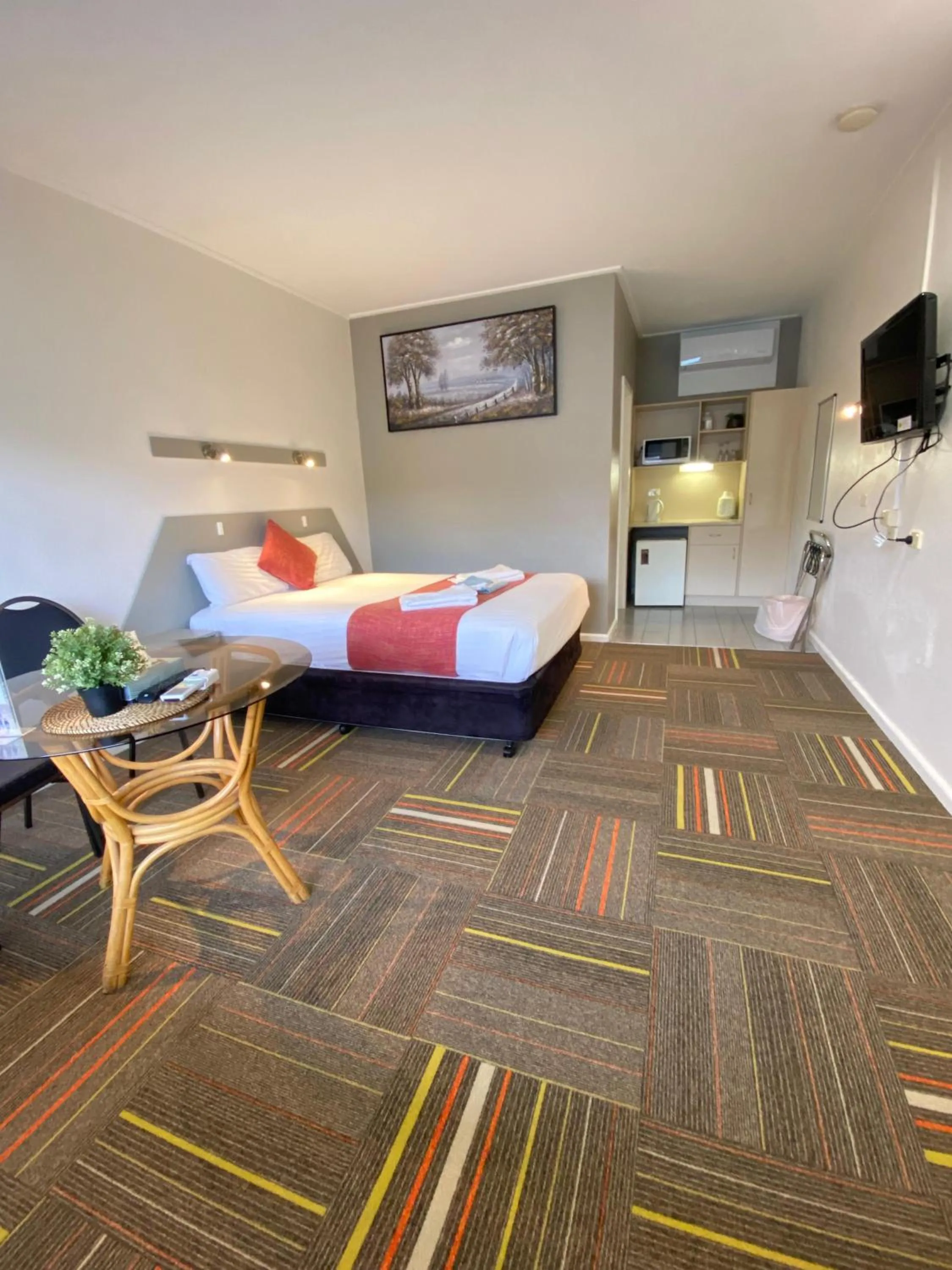 Photo of the whole room, Bed in Cobb Inlander Motel