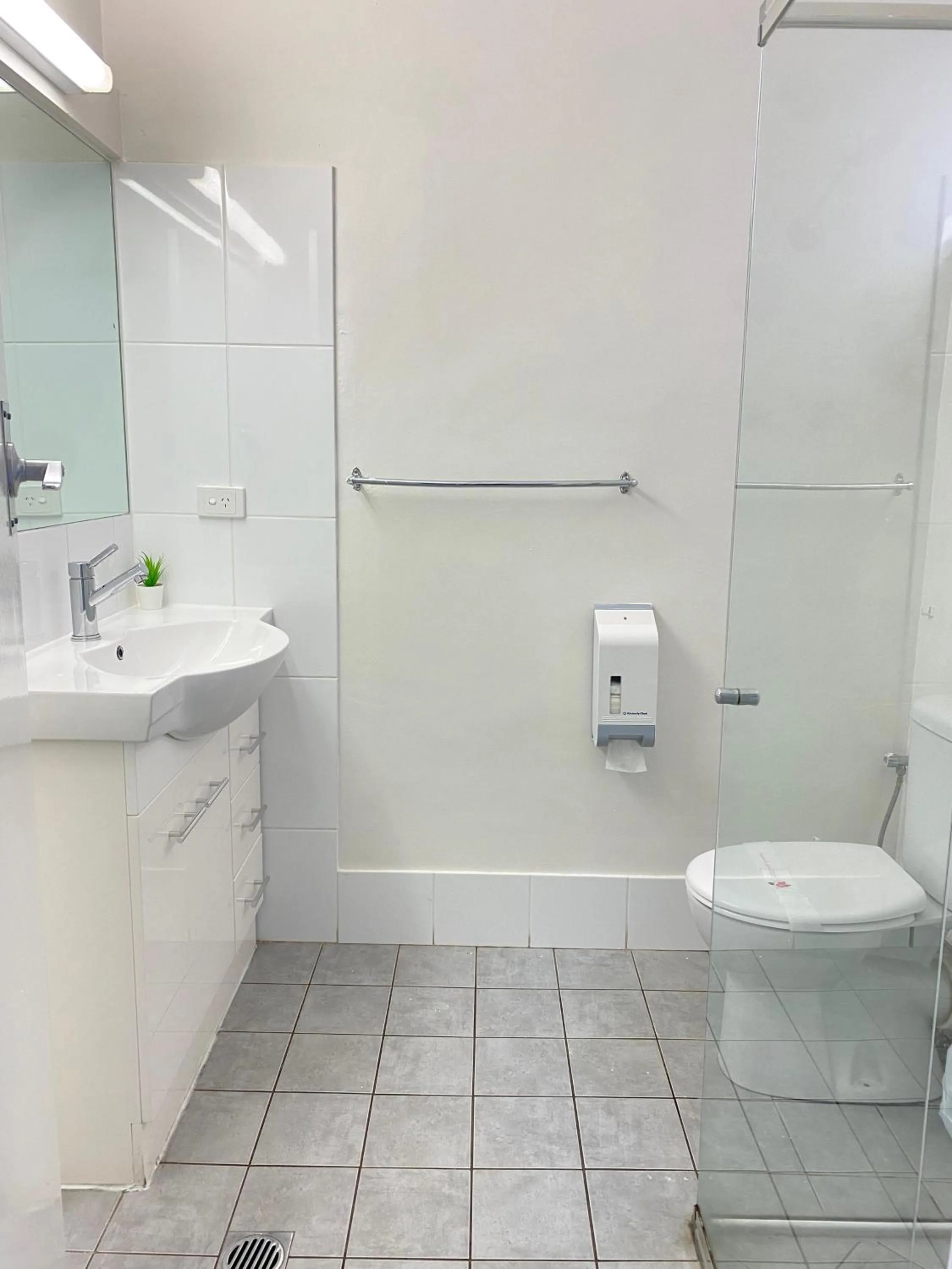 Shower in Cobb Inlander Motel