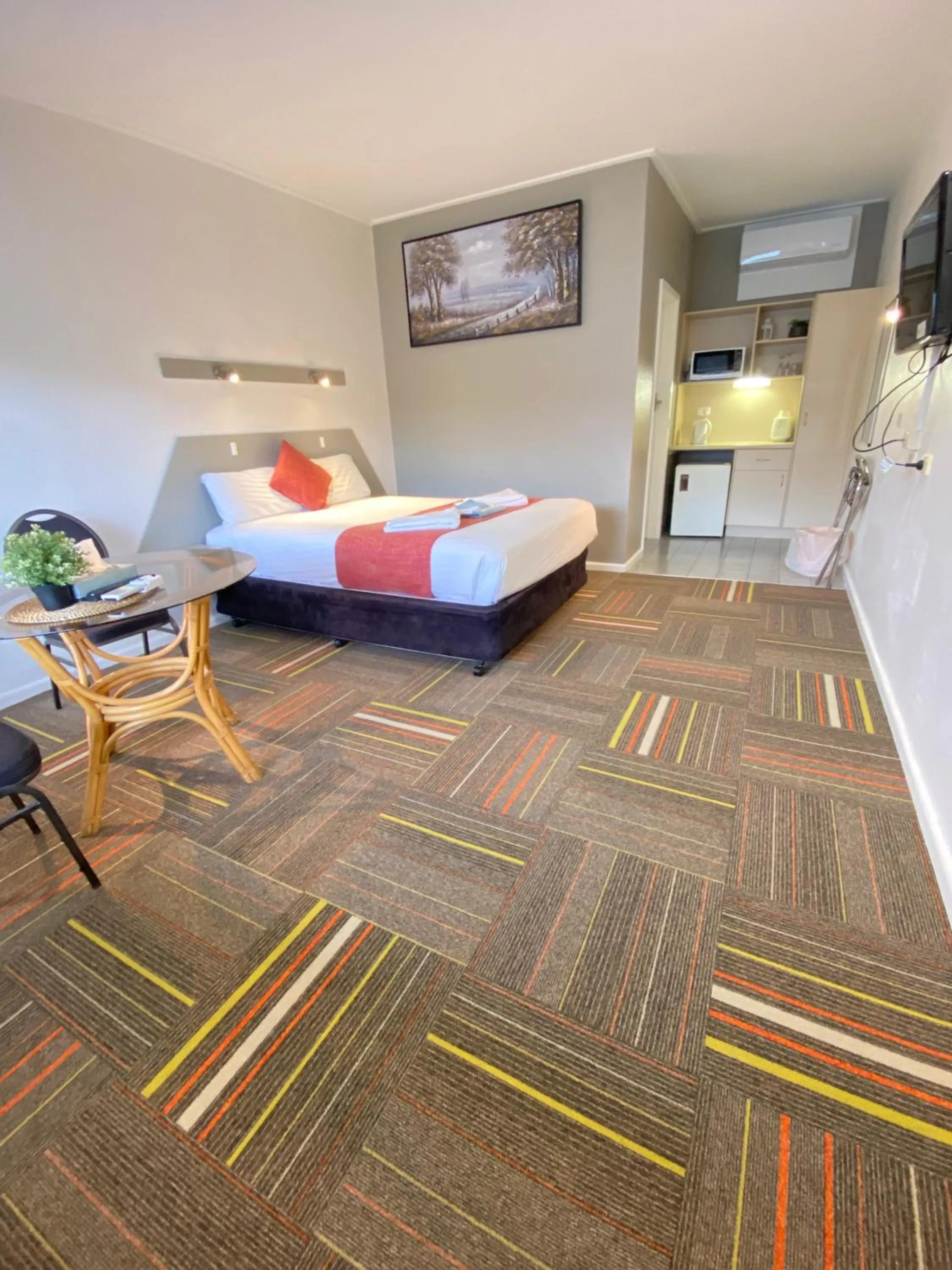 Photo of the whole room, Bed in Cobb Inlander Motel