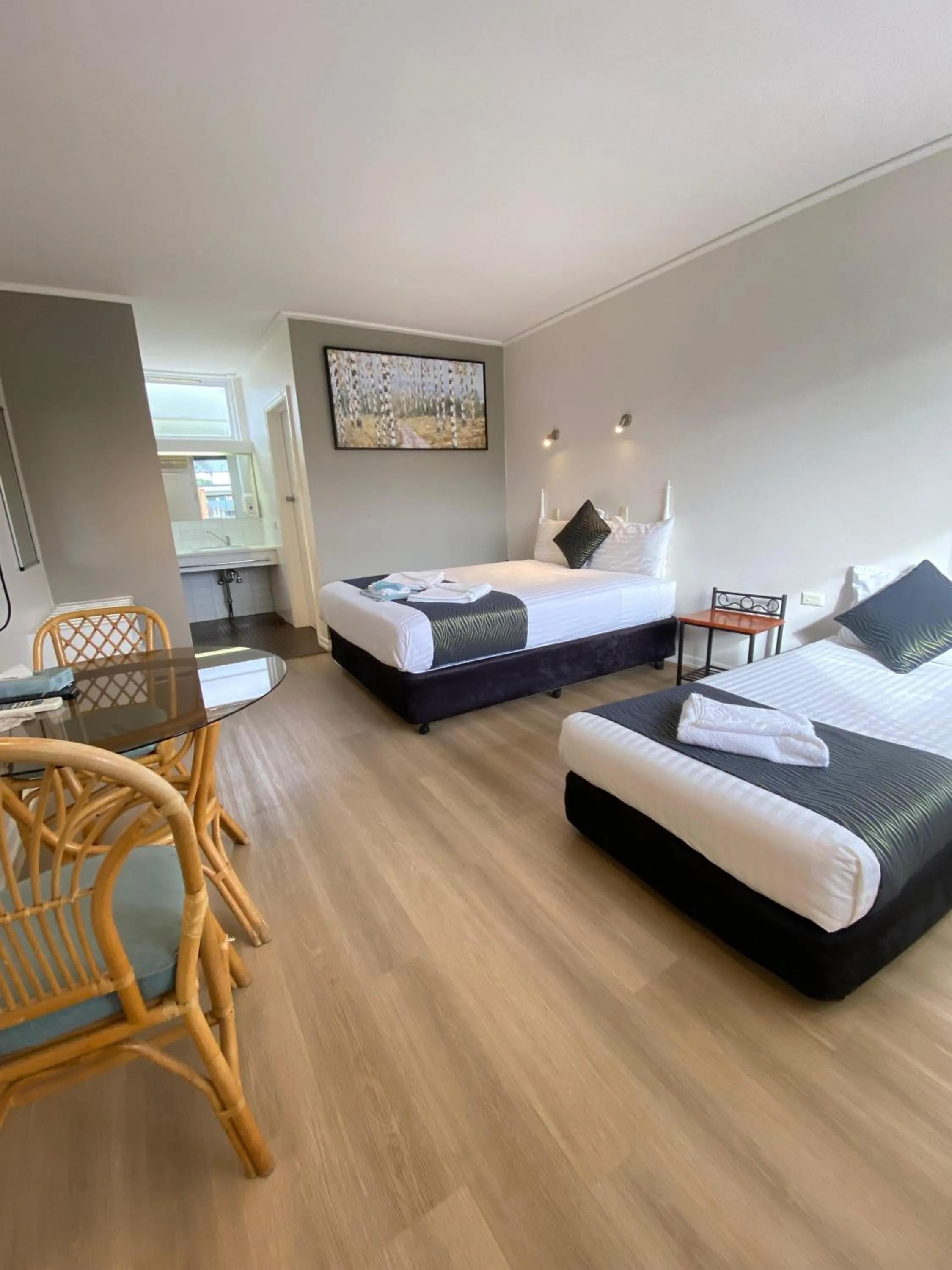 Photo of the whole room, Bed in Cobb Inlander Motel