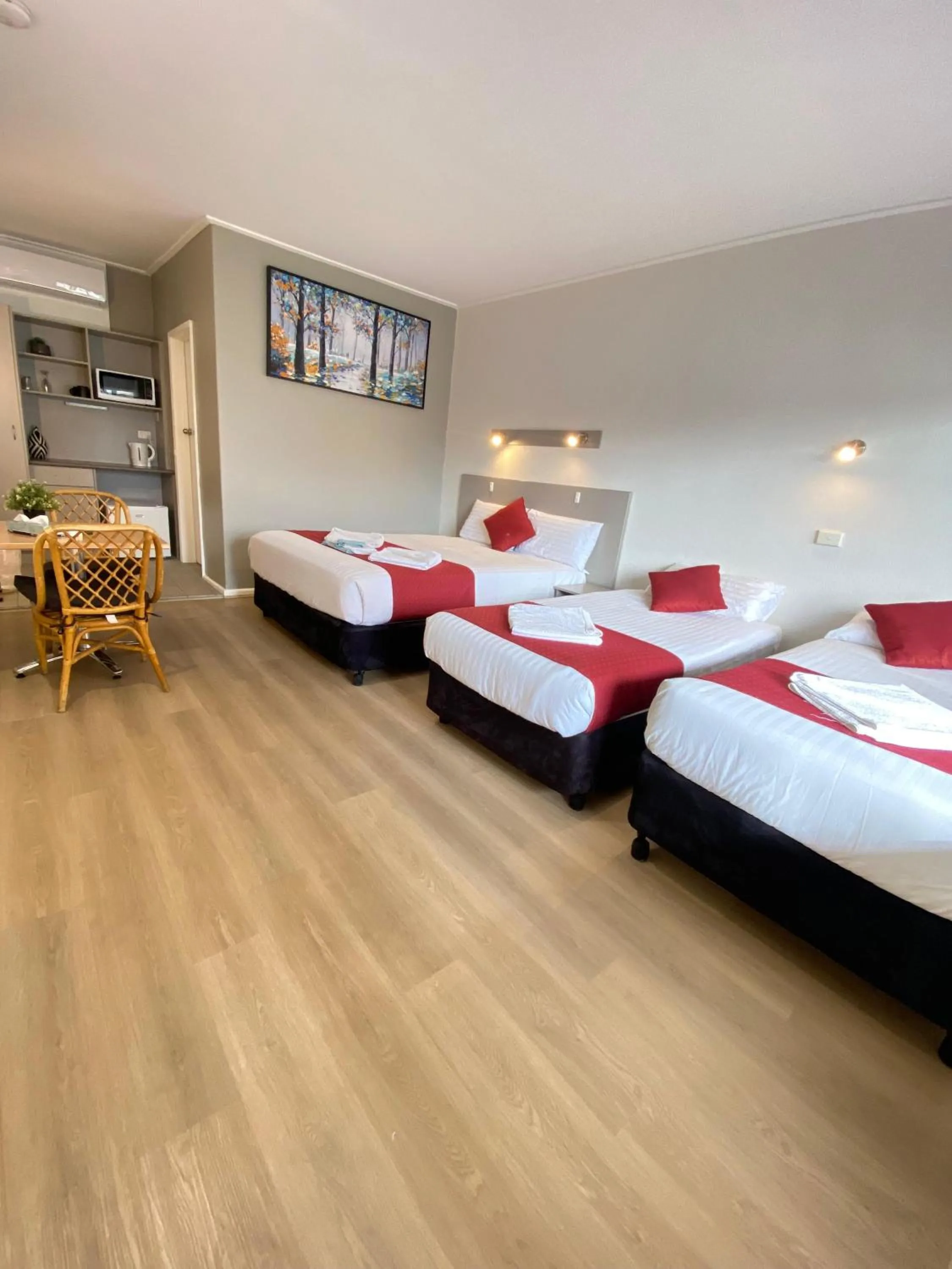 Photo of the whole room, Bed in Cobb Inlander Motel