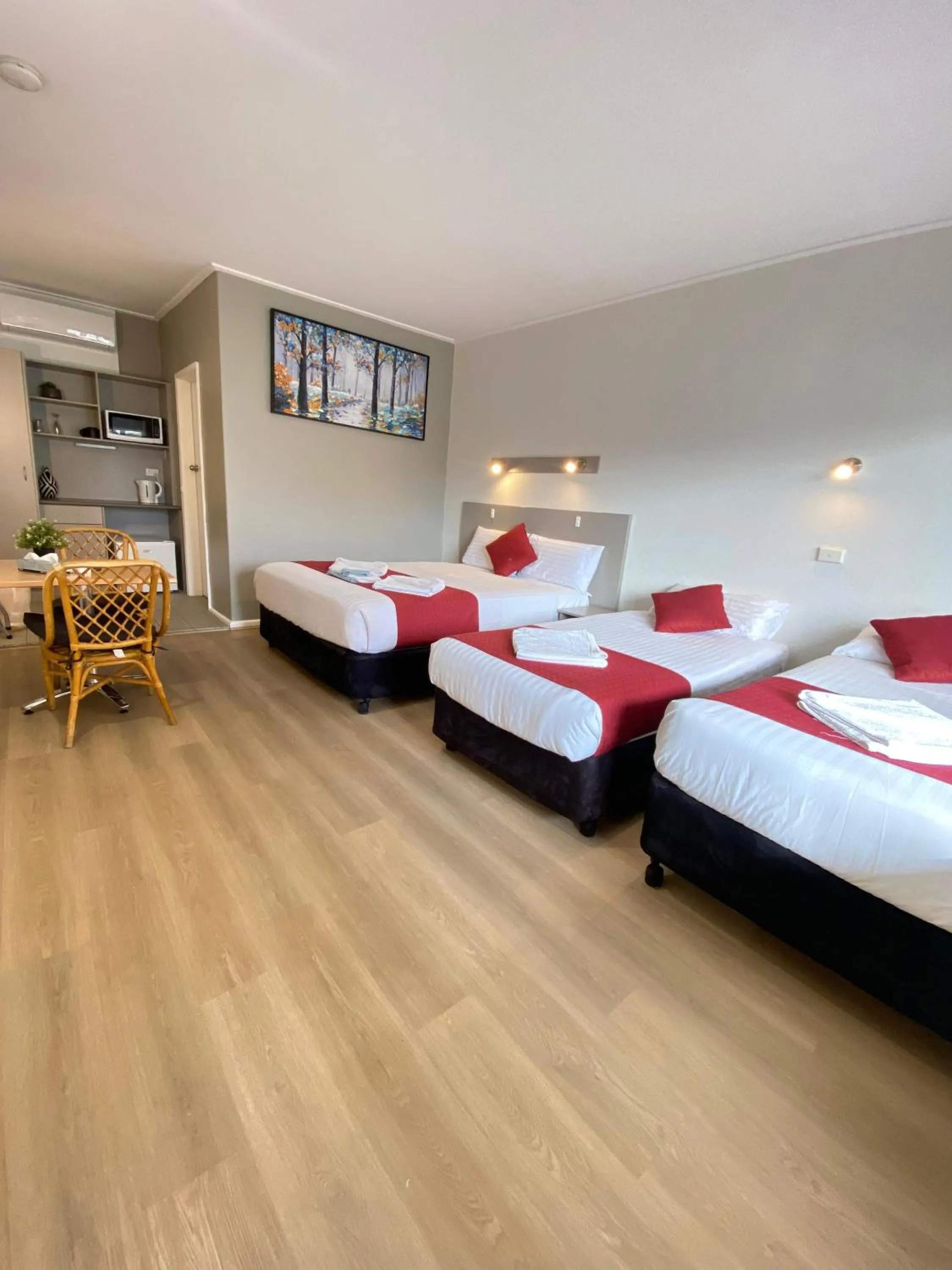 Photo of the whole room, Bed in Cobb Inlander Motel