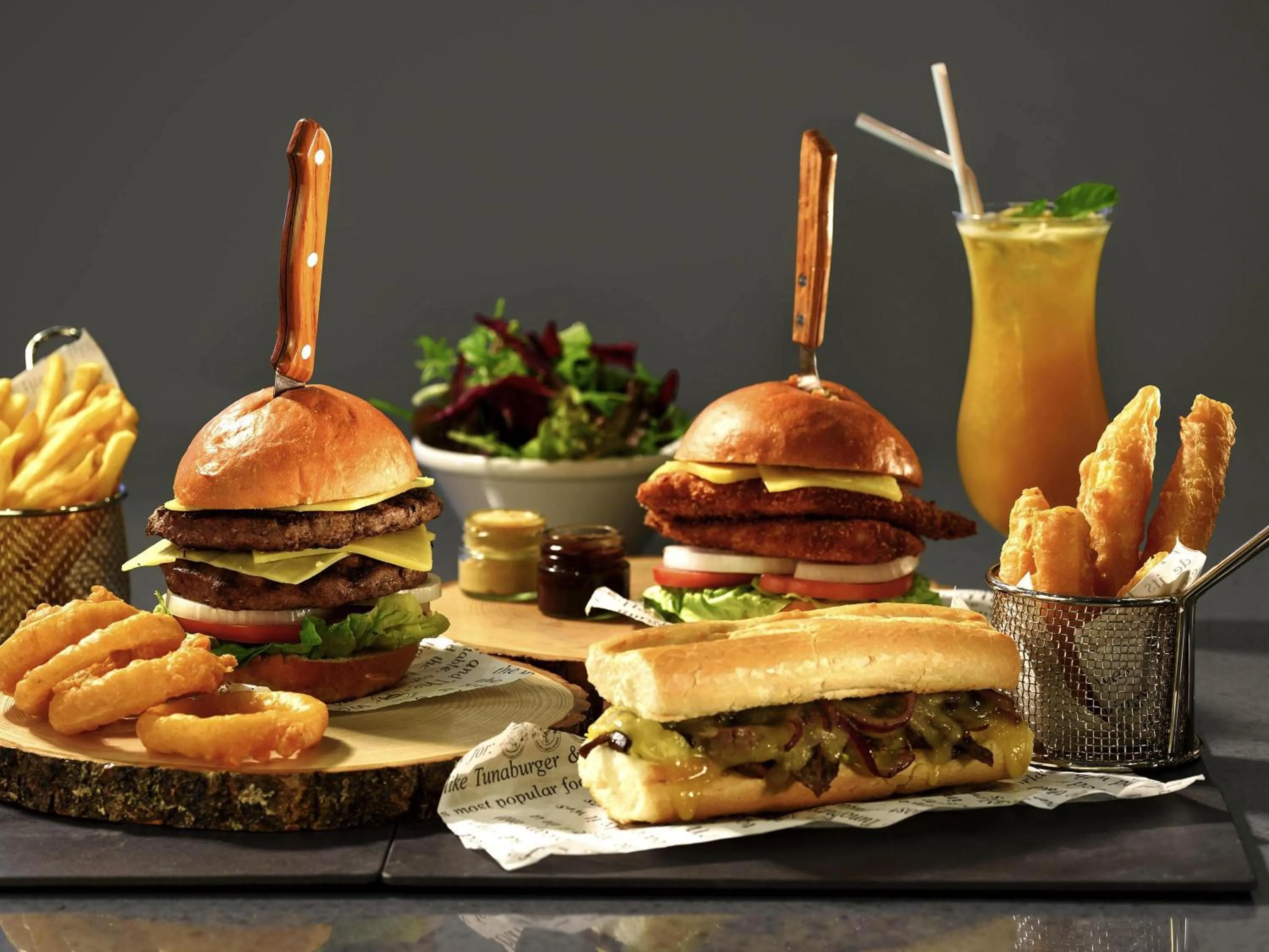 Lounge or bar in Mercure Gold Hotel Jumeirah Dubai by Accor