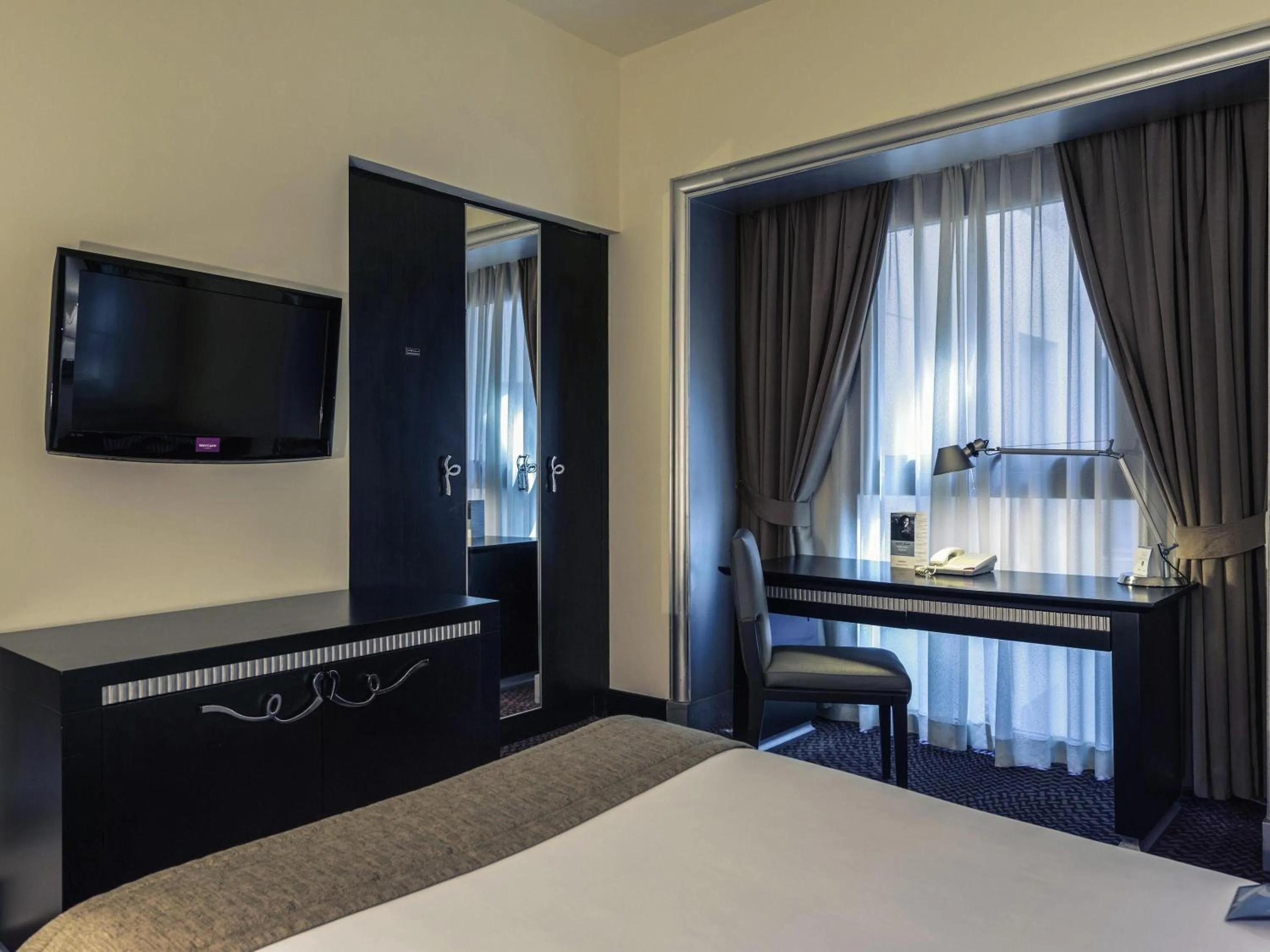 Bedroom, Bed in Mercure Gold Hotel Jumeirah Dubai by Accor