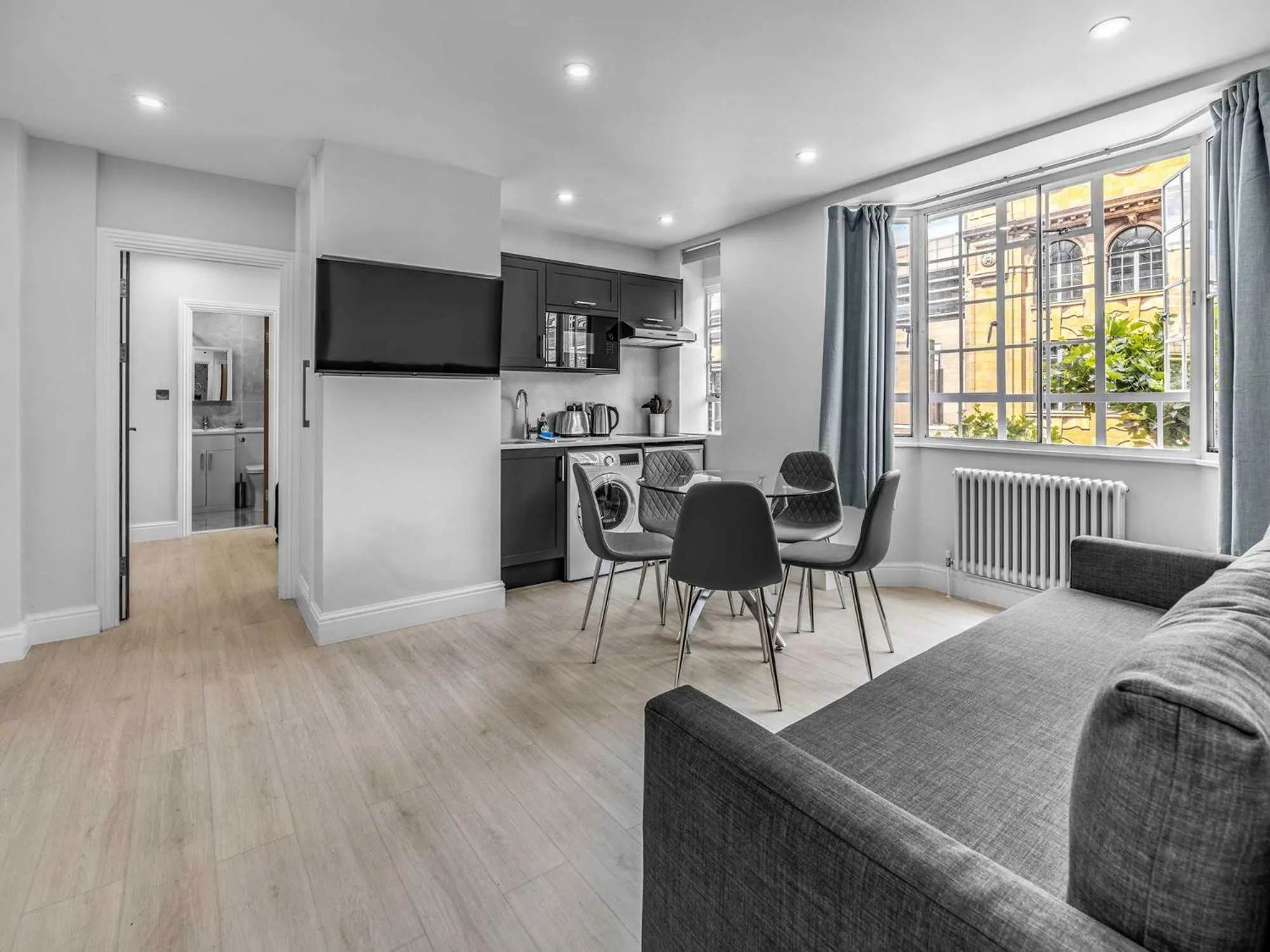 TV and multimedia in Chelsea Cloisters Serviced Apartments