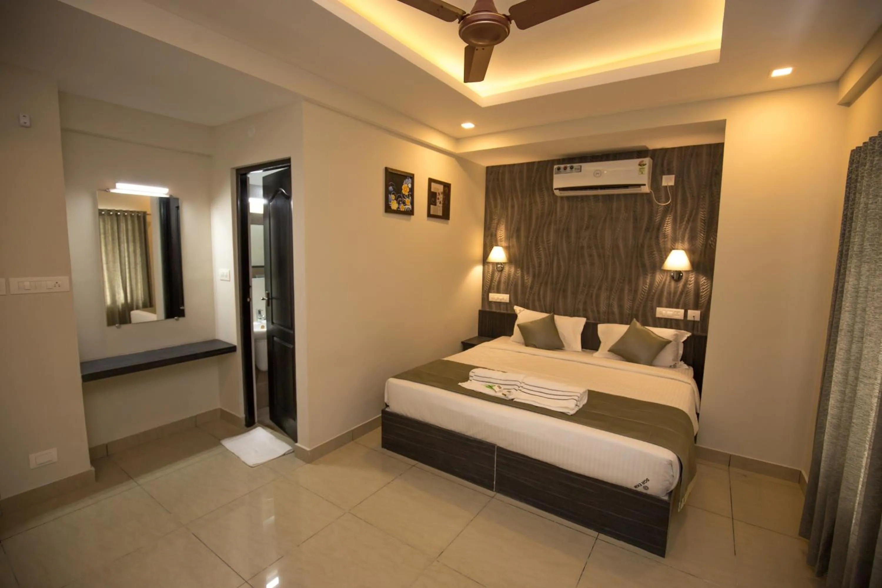 Photo of the whole room, Bed in South Gate Residency