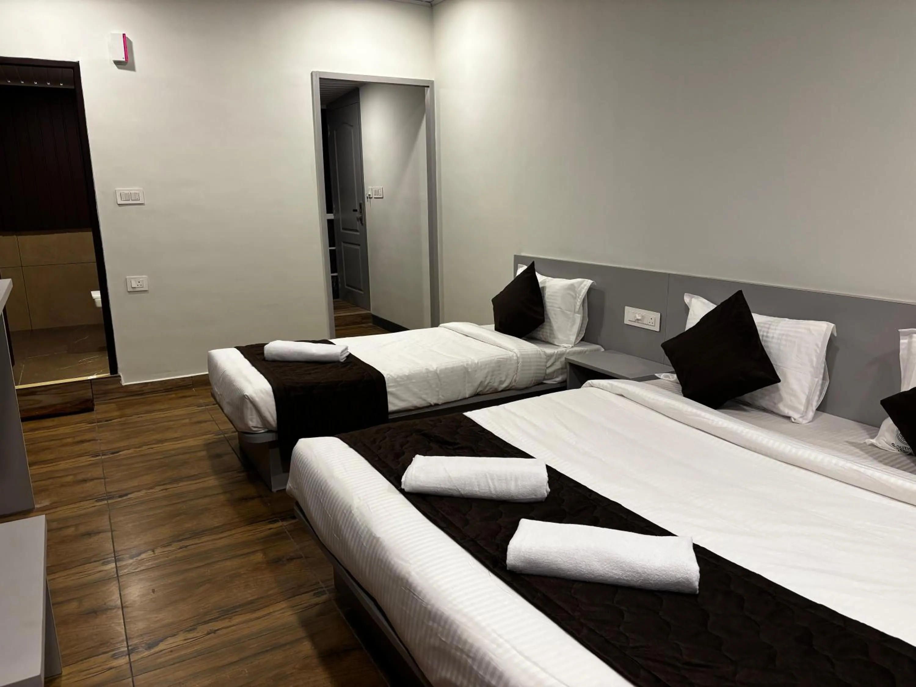 Bed in South Gate Residency