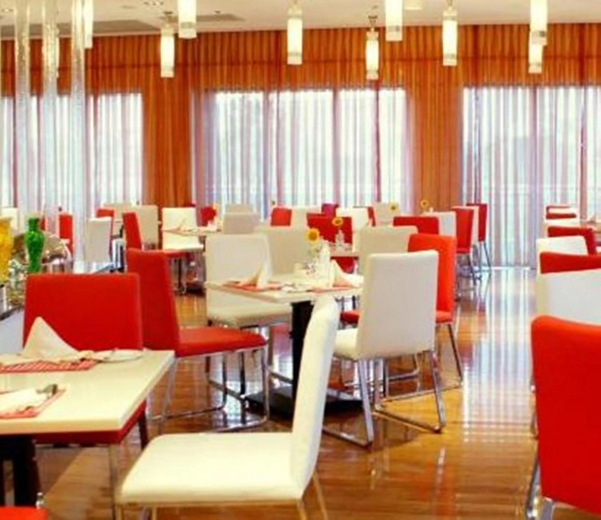 Restaurant/Places to Eat in Ramada Plaza by Wyndham Hangzhou Riverside