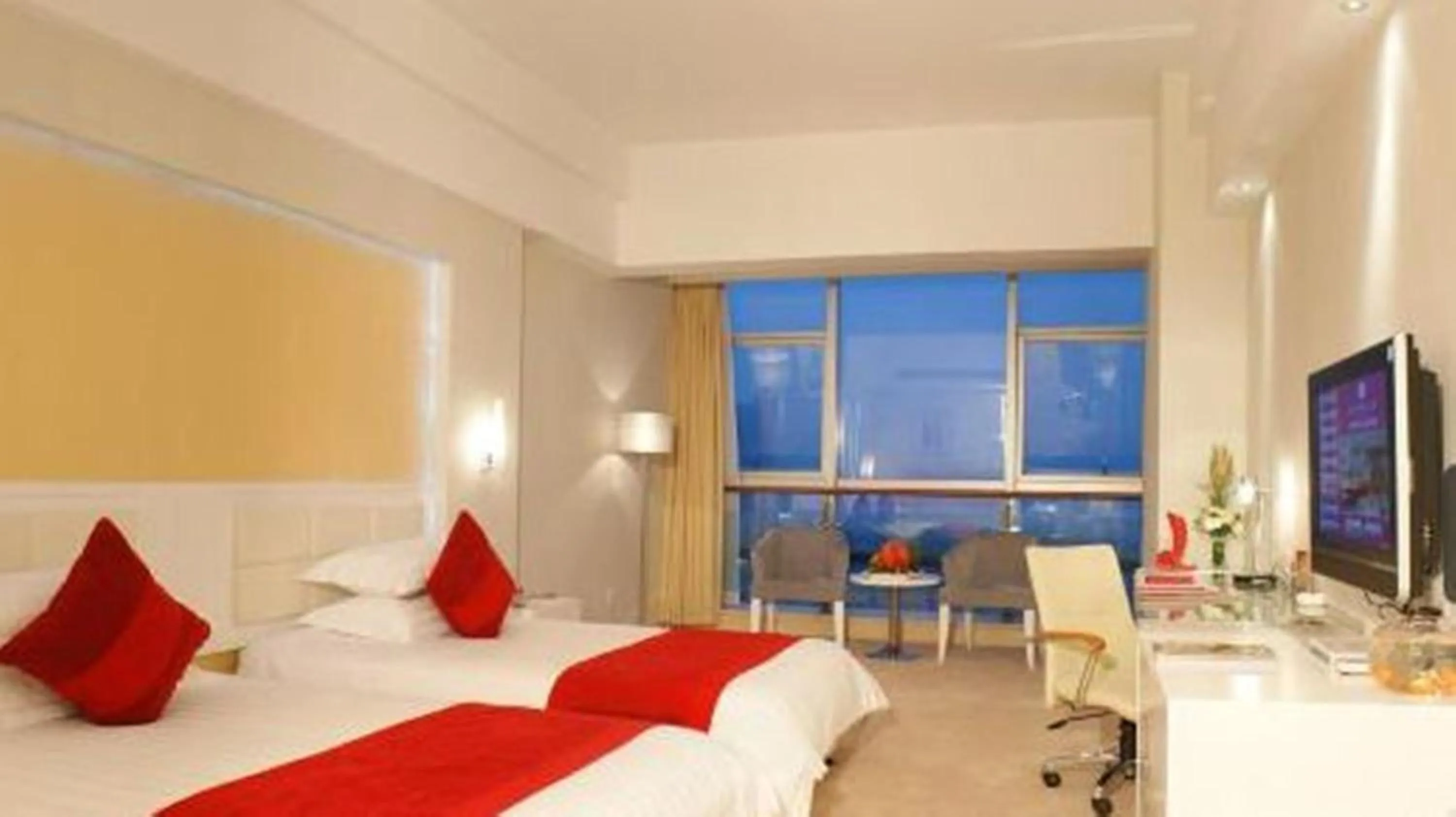 Photo of the whole room in Ramada Plaza by Wyndham Hangzhou Riverside