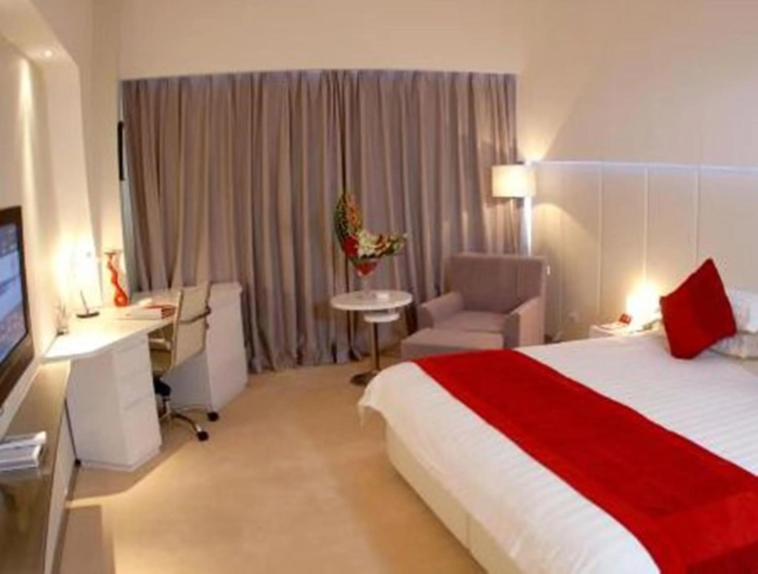 Photo of the whole room in Ramada Plaza by Wyndham Hangzhou Riverside