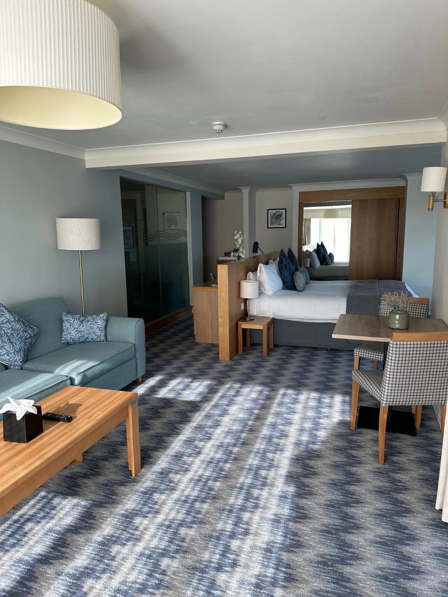 Living room, Bed in De Vere Cotswold Water Park