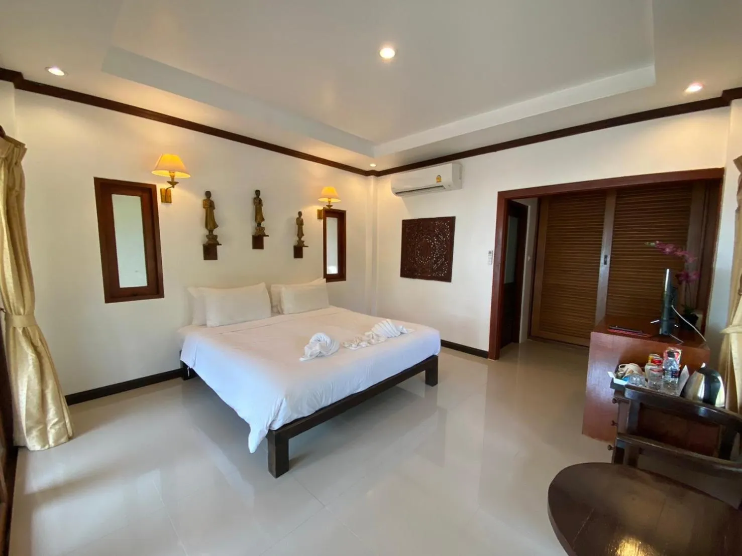 Bed in Am Samui Resort Taling Ngam