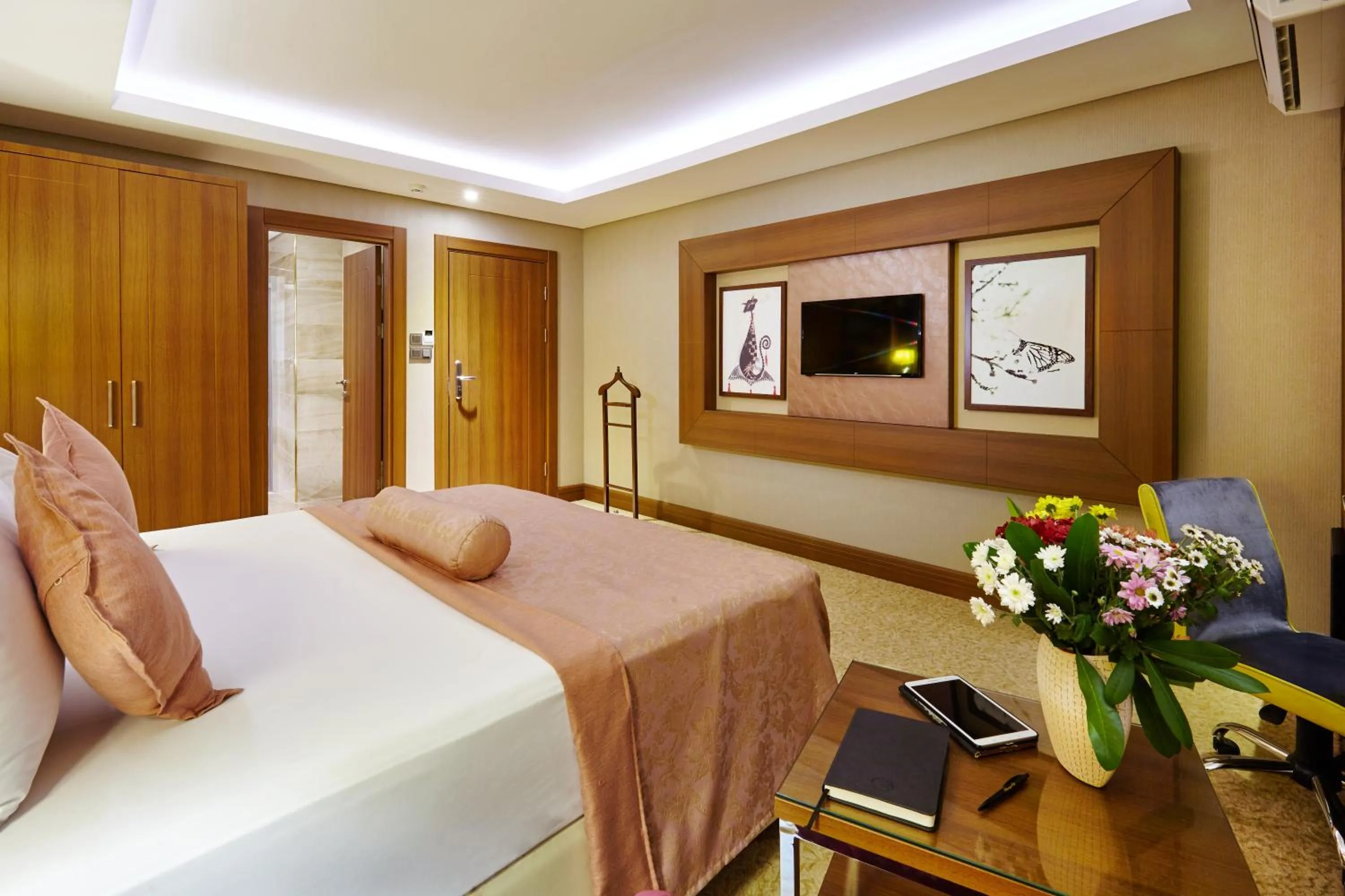 Communal lounge/ TV room, Bed in Buruciye Hotel