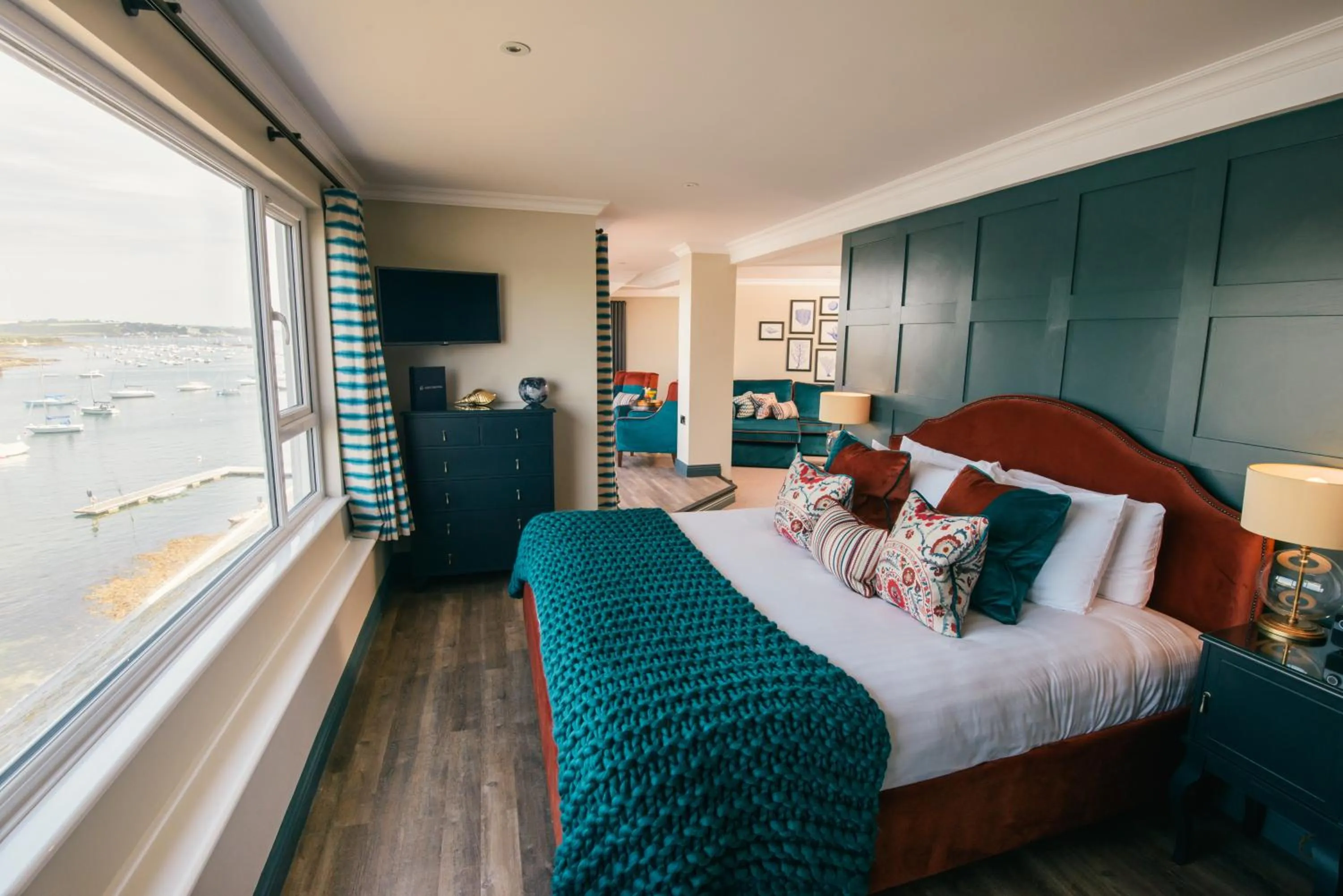 Photo of the whole room, Bed in Greenbank Hotel