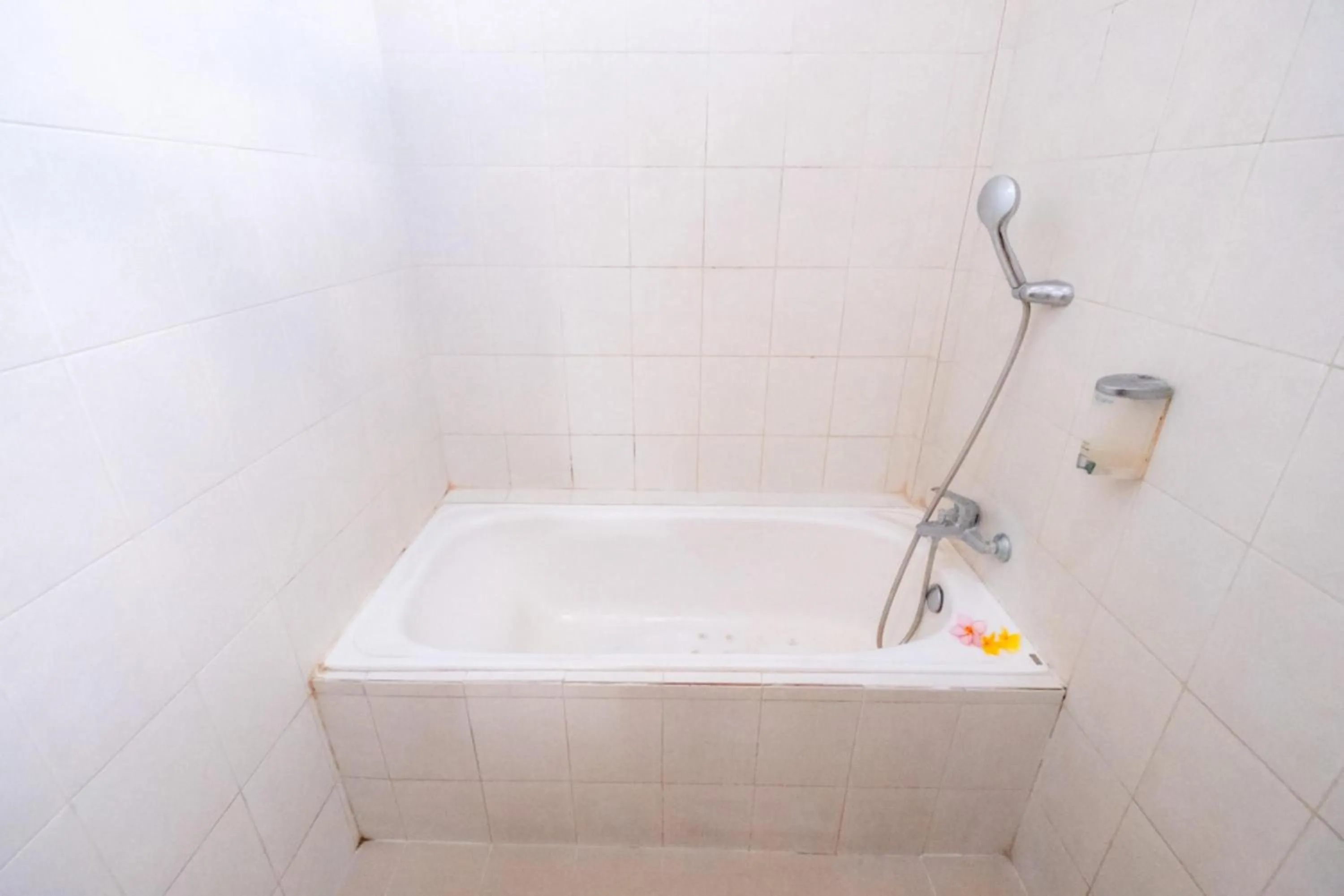 Bath in Teba House Ubud by ecommerceloka - CHSE Certified