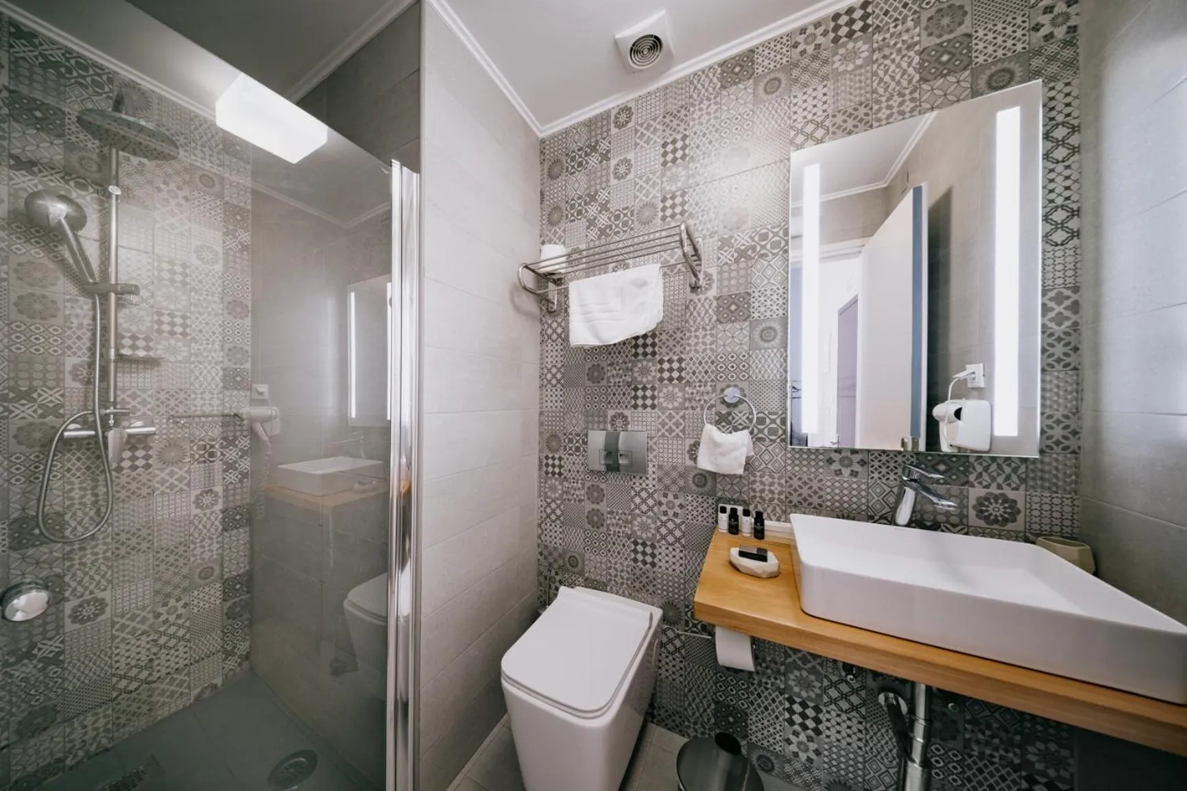 Toilet in Chios City Inn