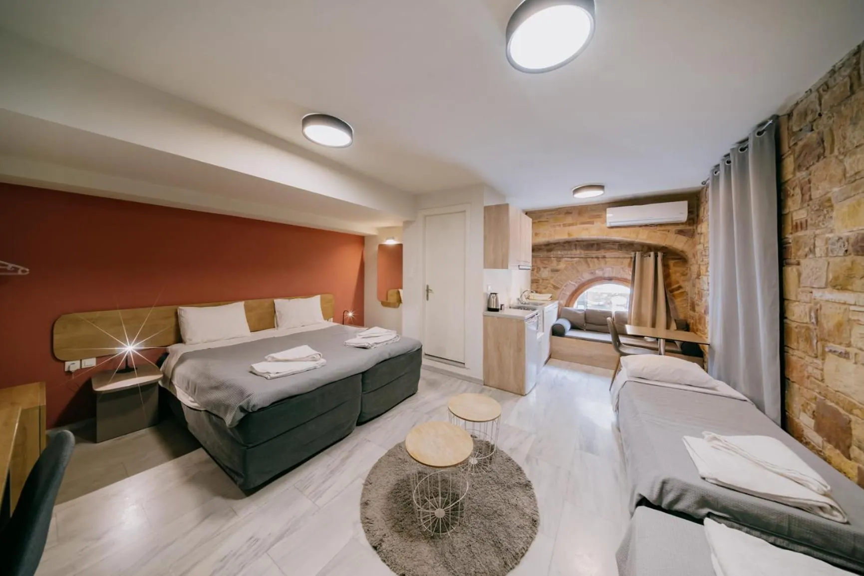 Photo of the whole room, Bed in Chios City Inn