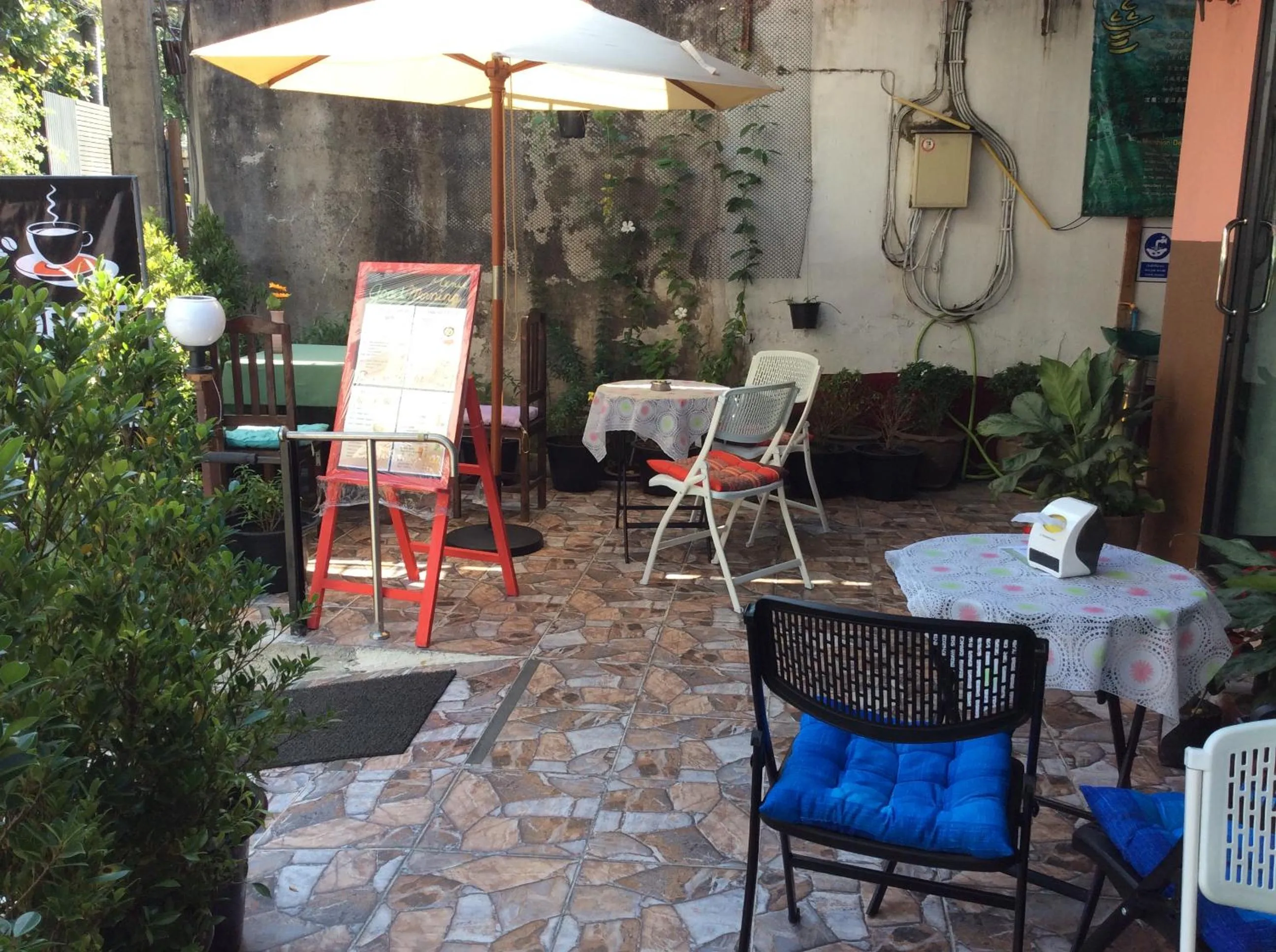 Restaurant/places to eat in V.I.P. House