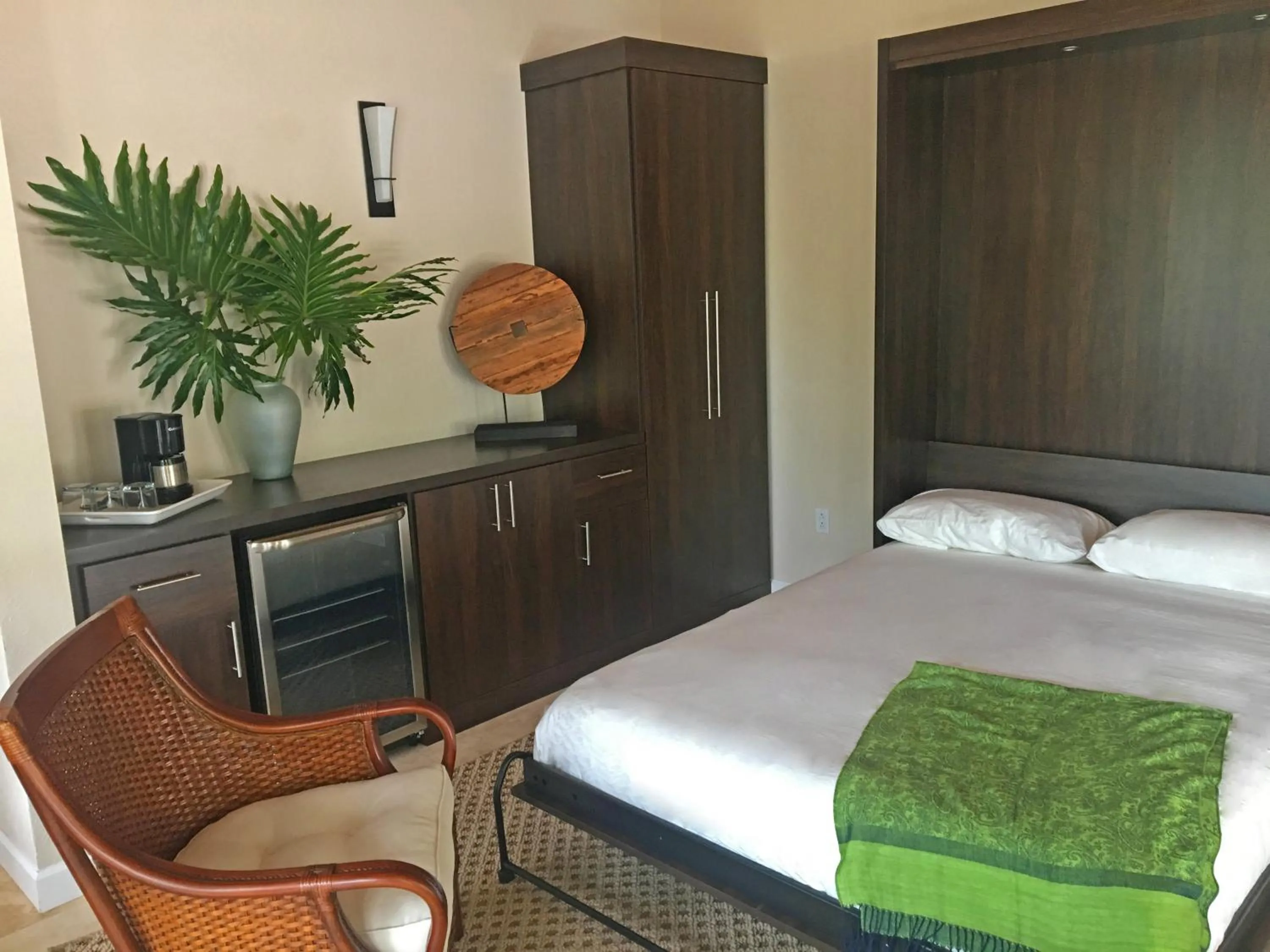 Seating area, Bed in Dolphin Point Villas