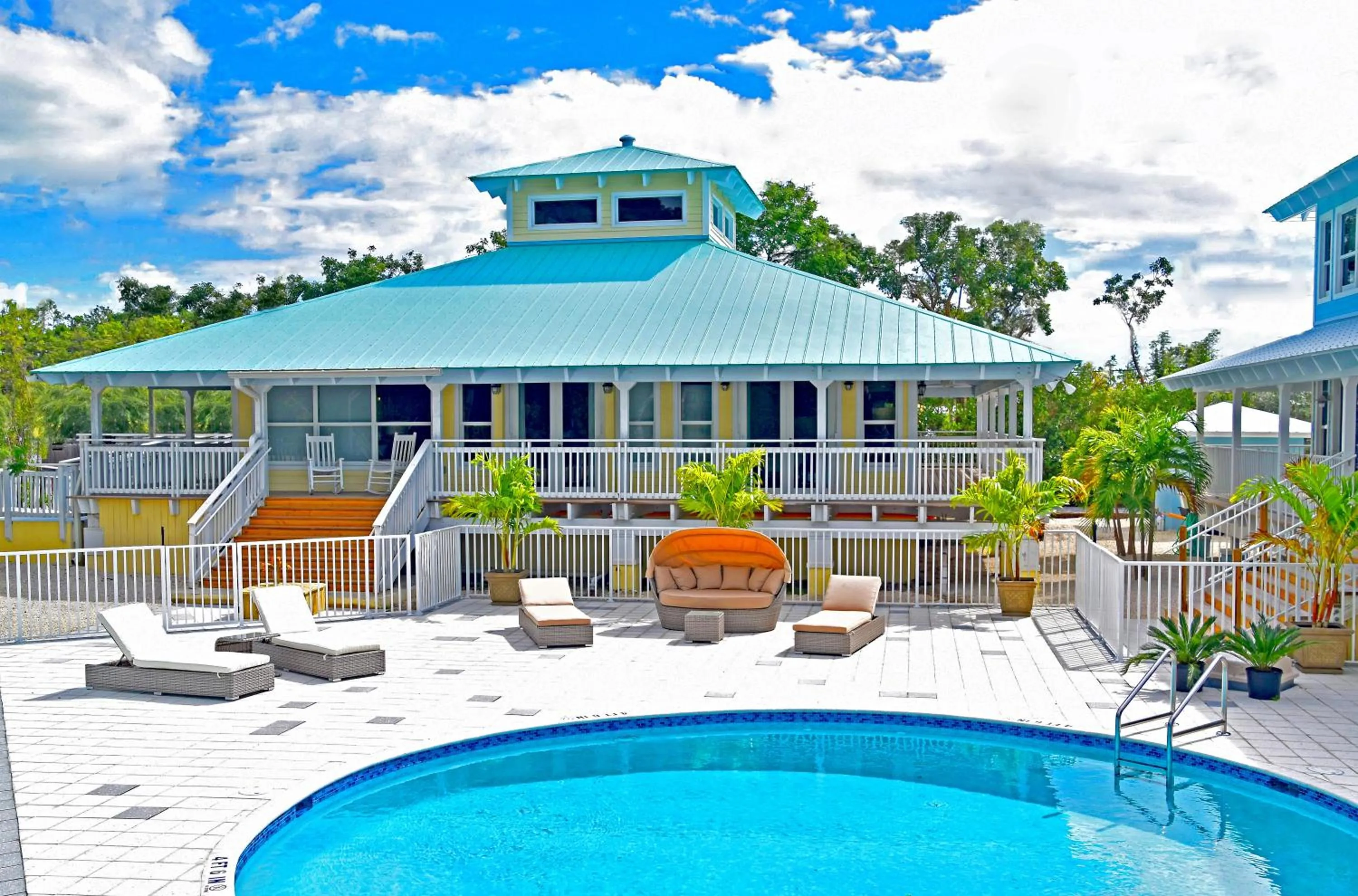 Swimming pool in Dolphin Point Villas