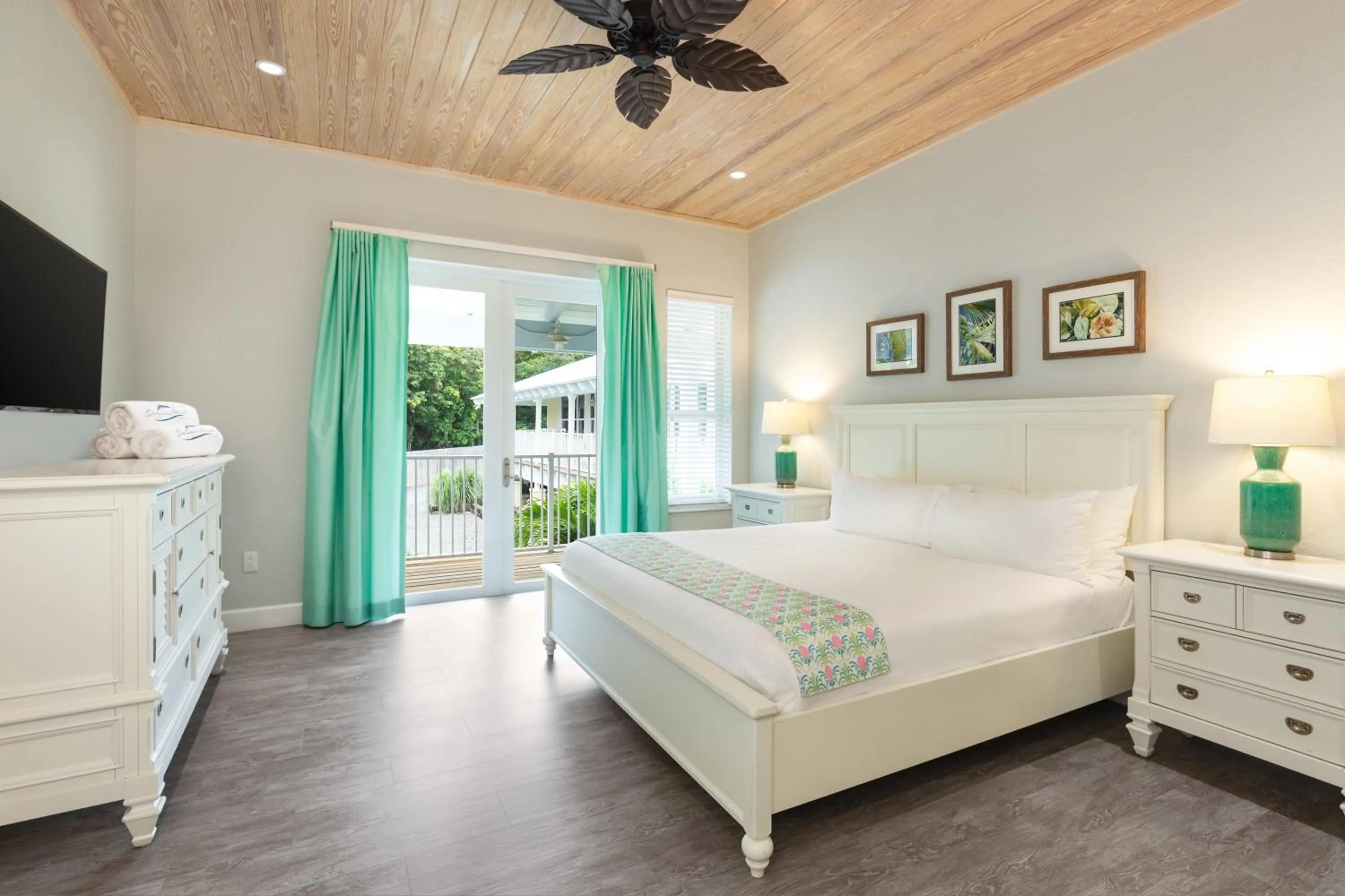 Bed in Dolphin Point Villas