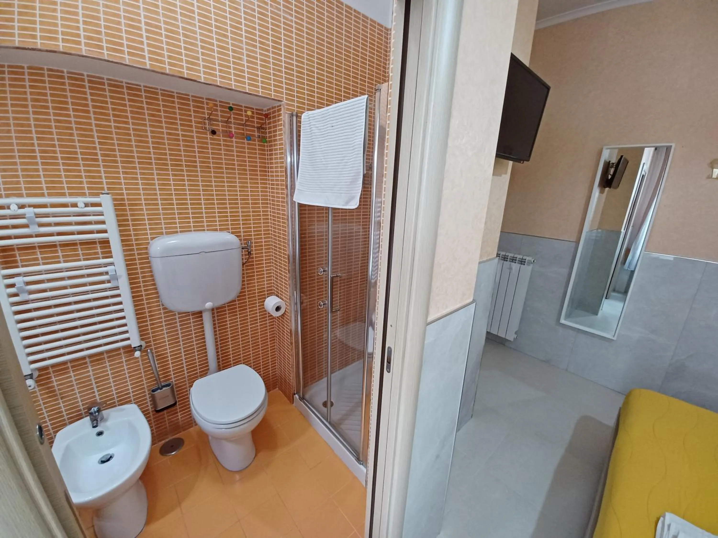 Shower in B&B Quattro Palazzi Napoli Centro