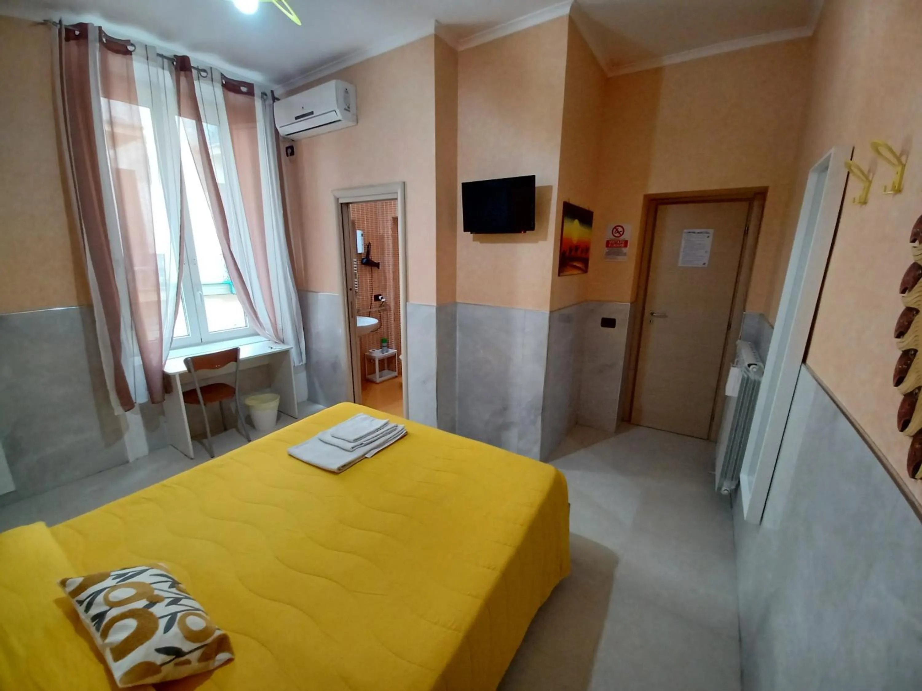 Photo of the whole room, Bed in B&B Quattro Palazzi Napoli Centro