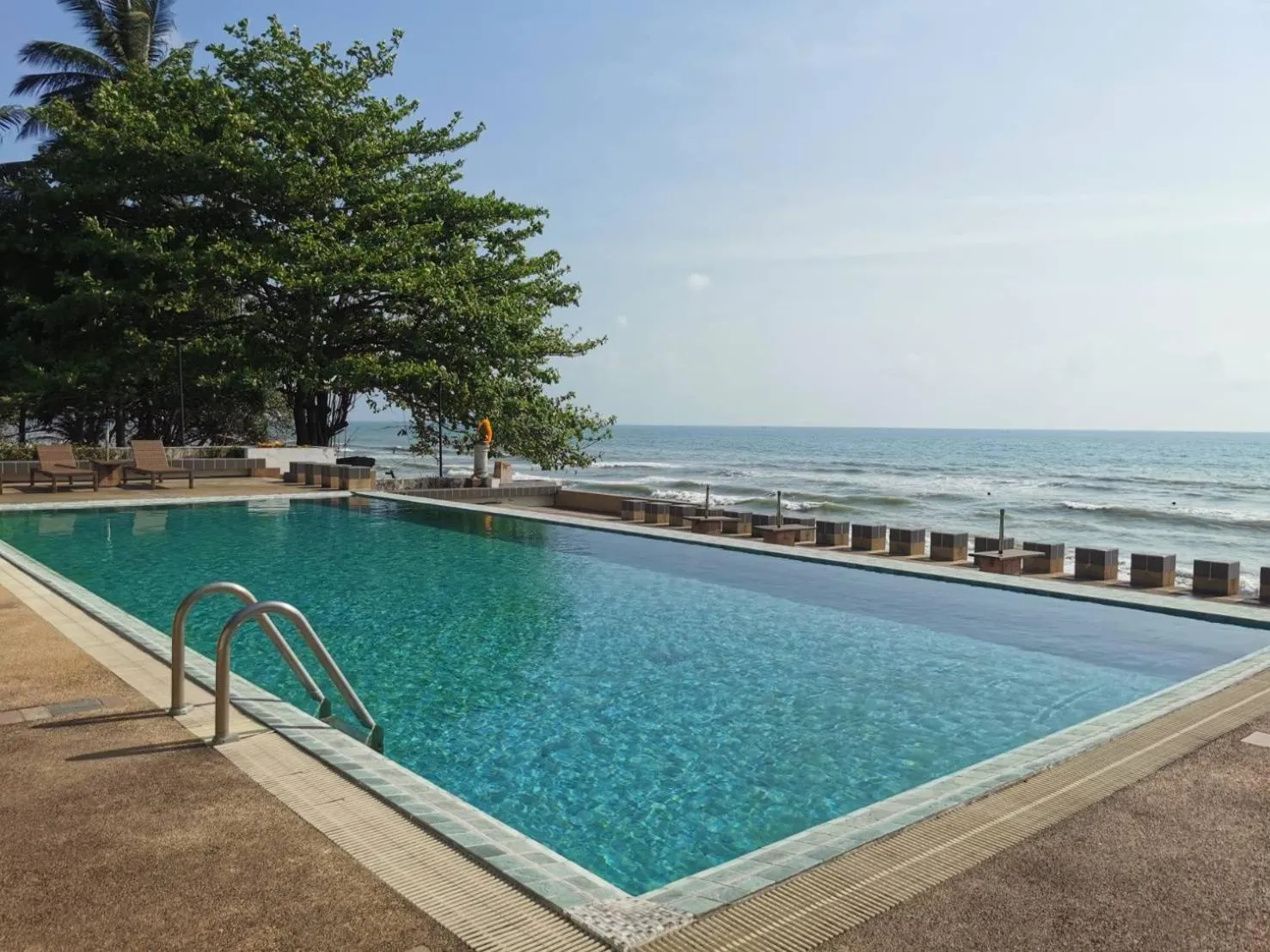 Swimming pool in Khanom Golden Beach Hotel