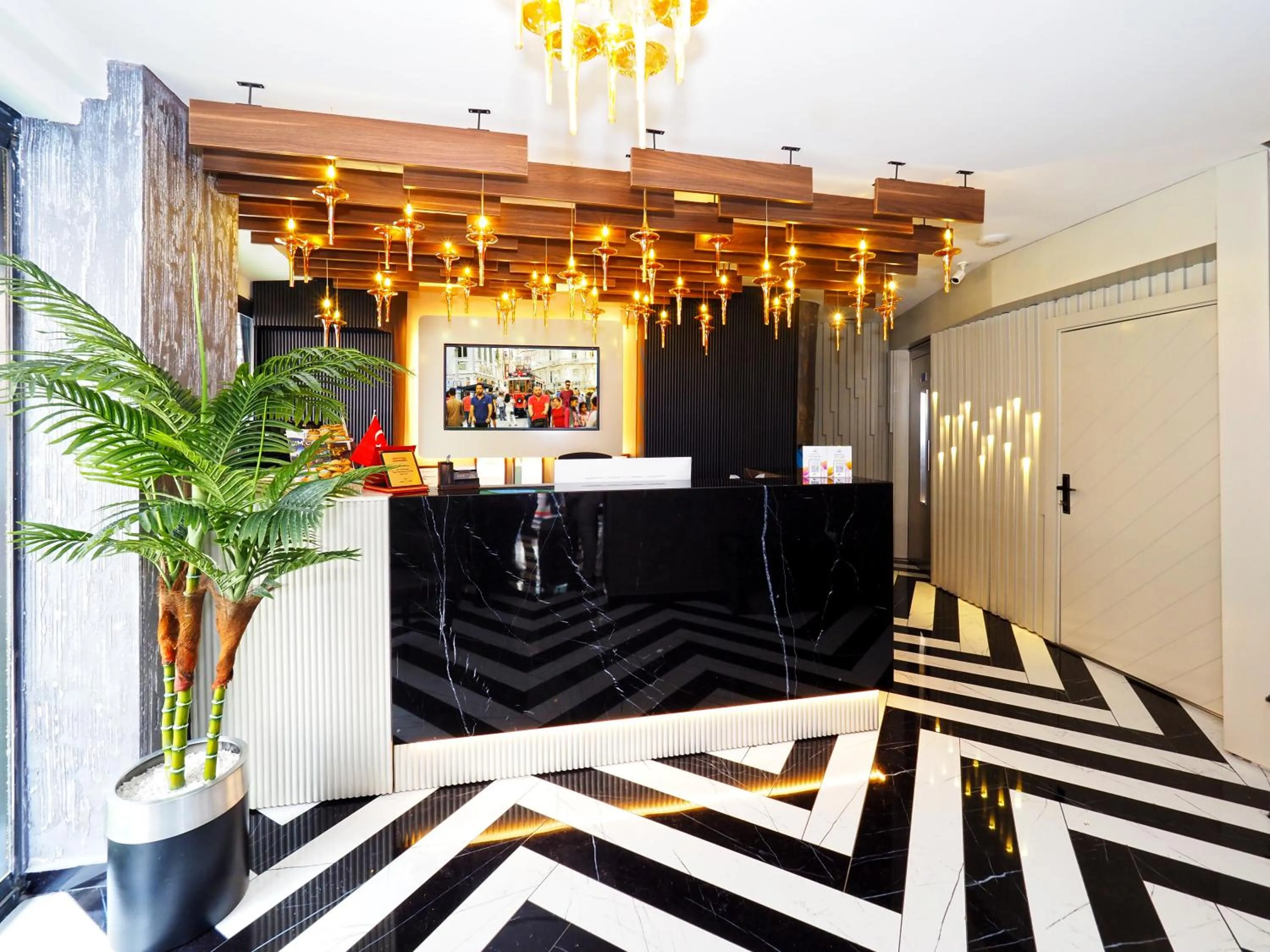 Lobby or reception in Best House Hotel OLD TOWN