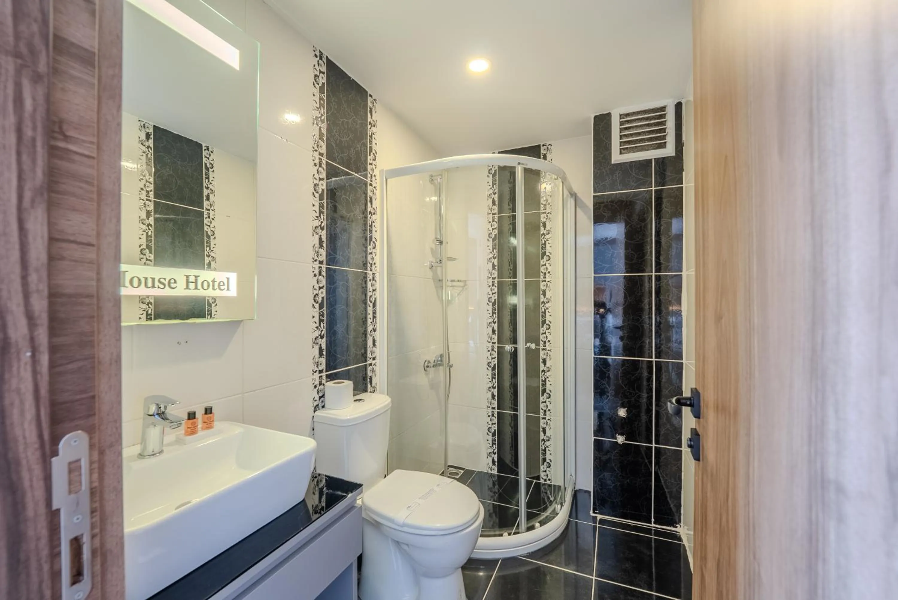 Toilet in Best House Hotel OLD TOWN