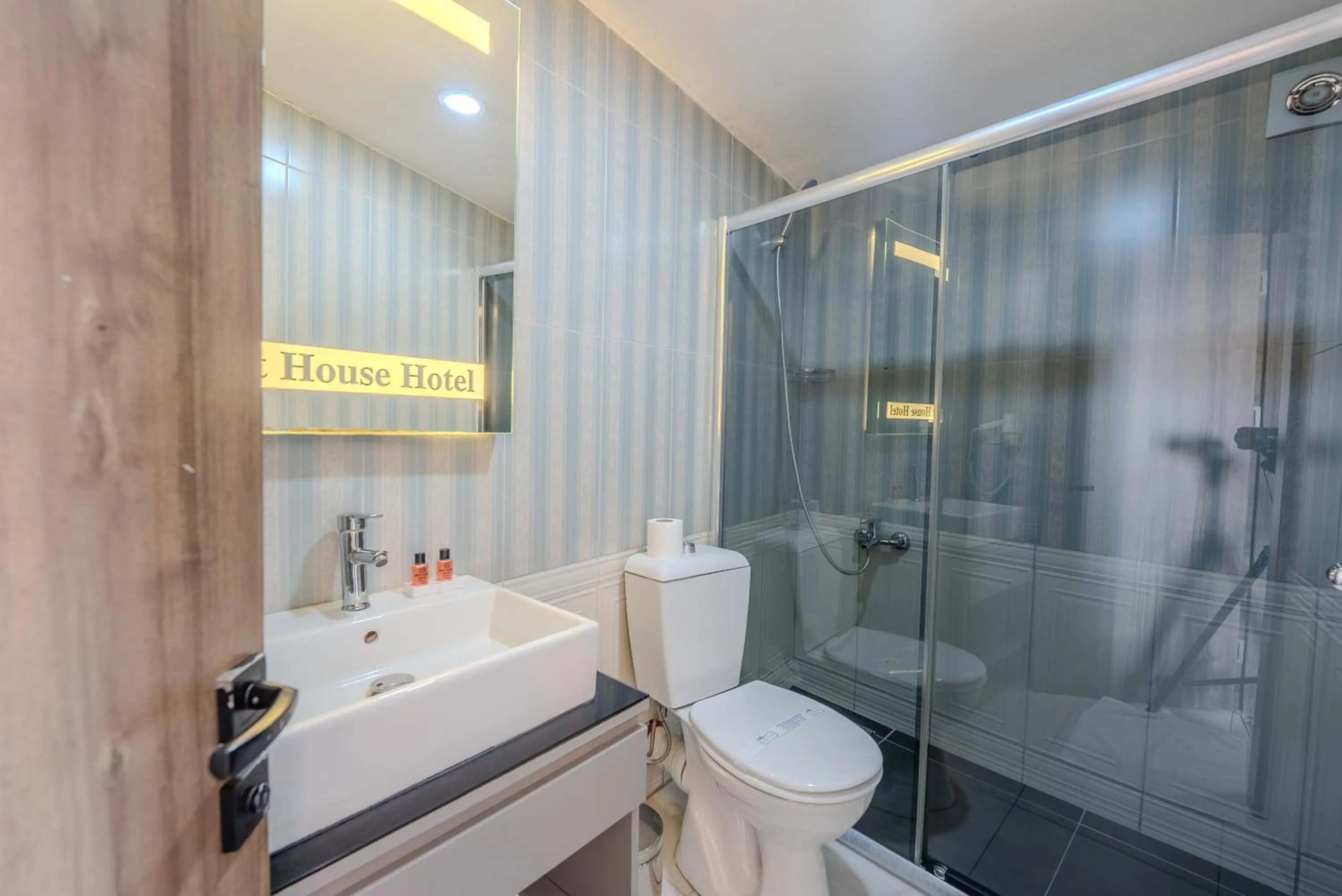 Shower in Best House Hotel OLD TOWN