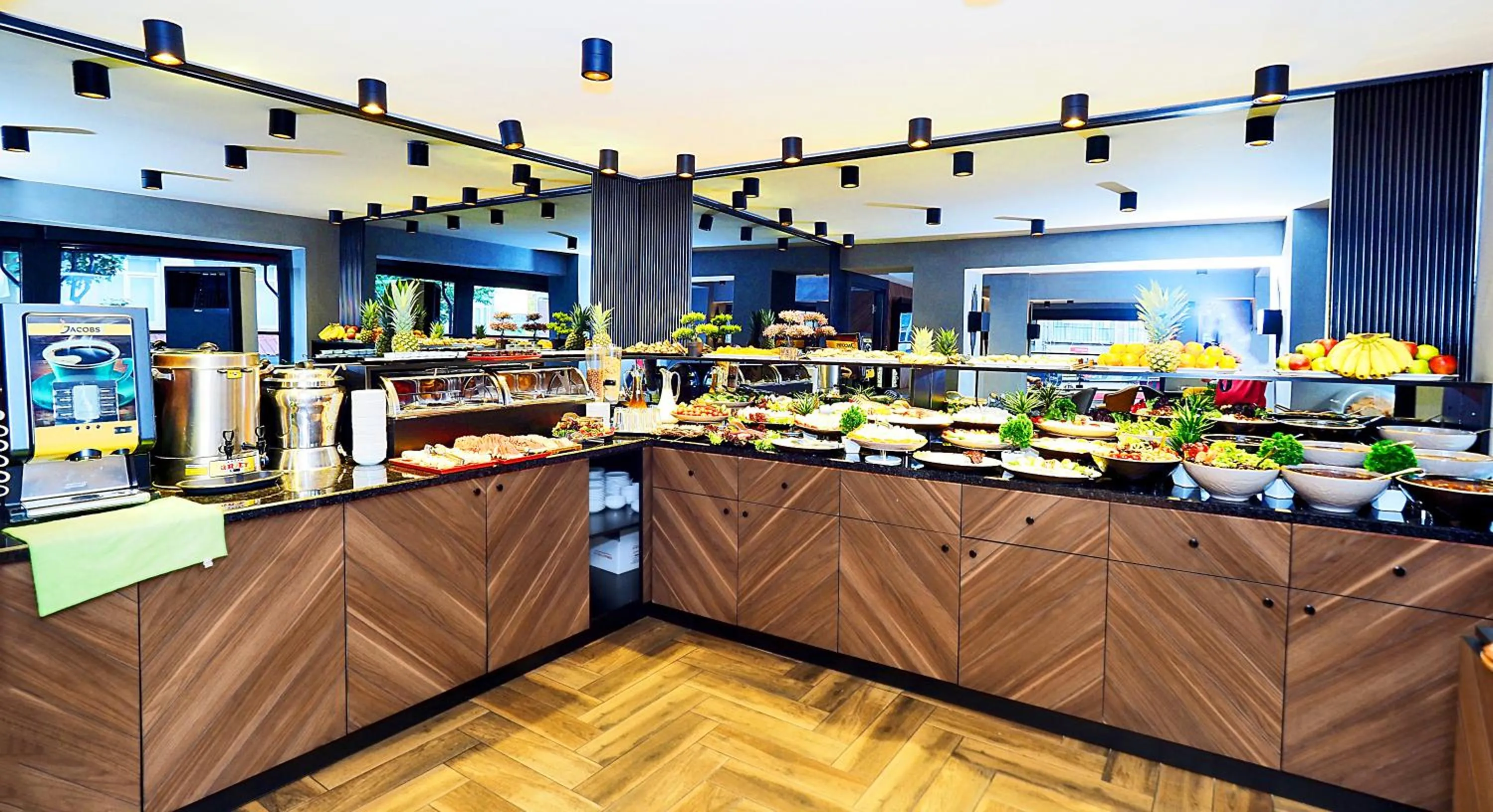 Restaurant/places to eat in Best House Hotel OLD TOWN