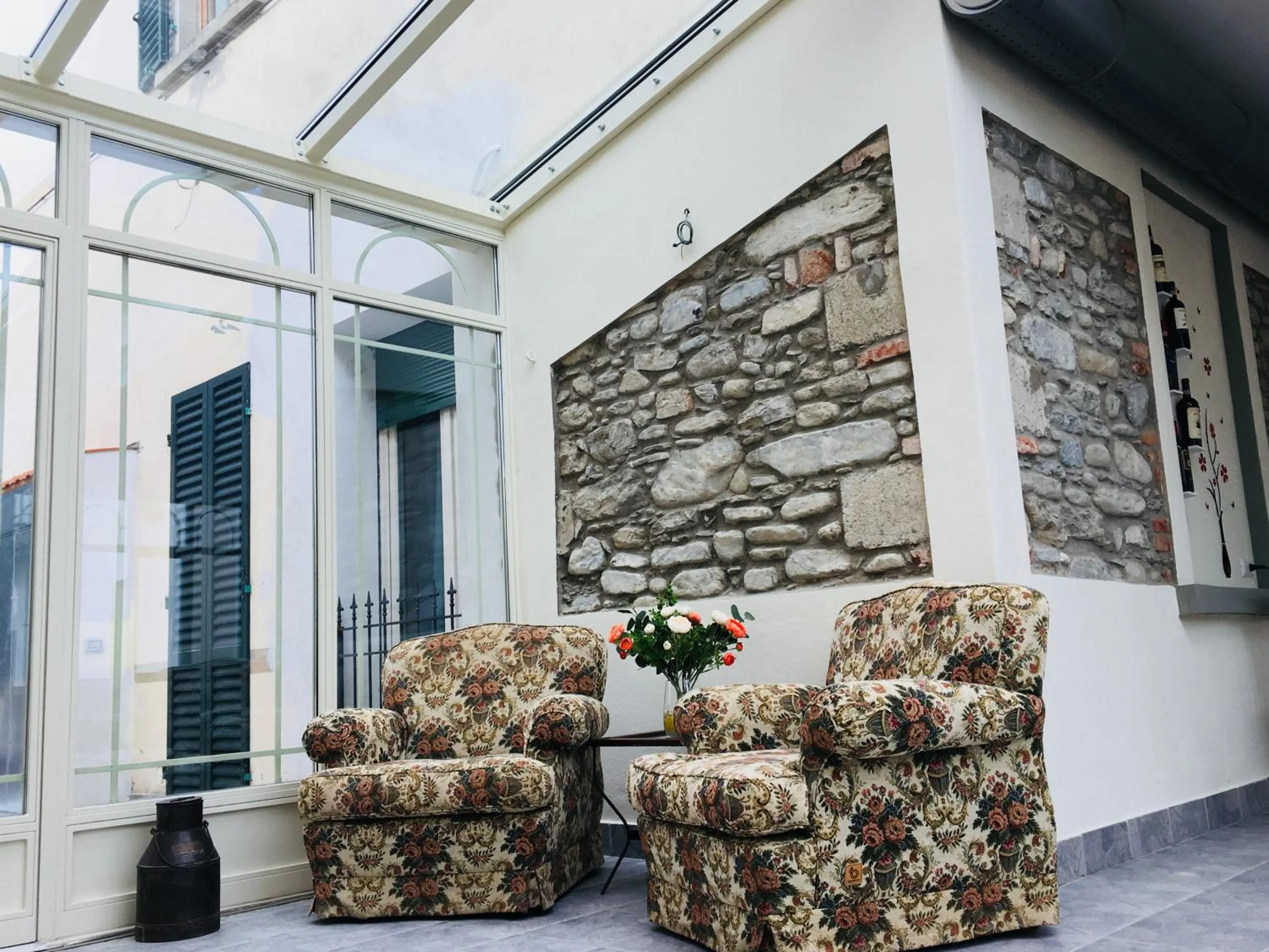 Communal lounge/ TV room in La Speranza Hotel Grazzini