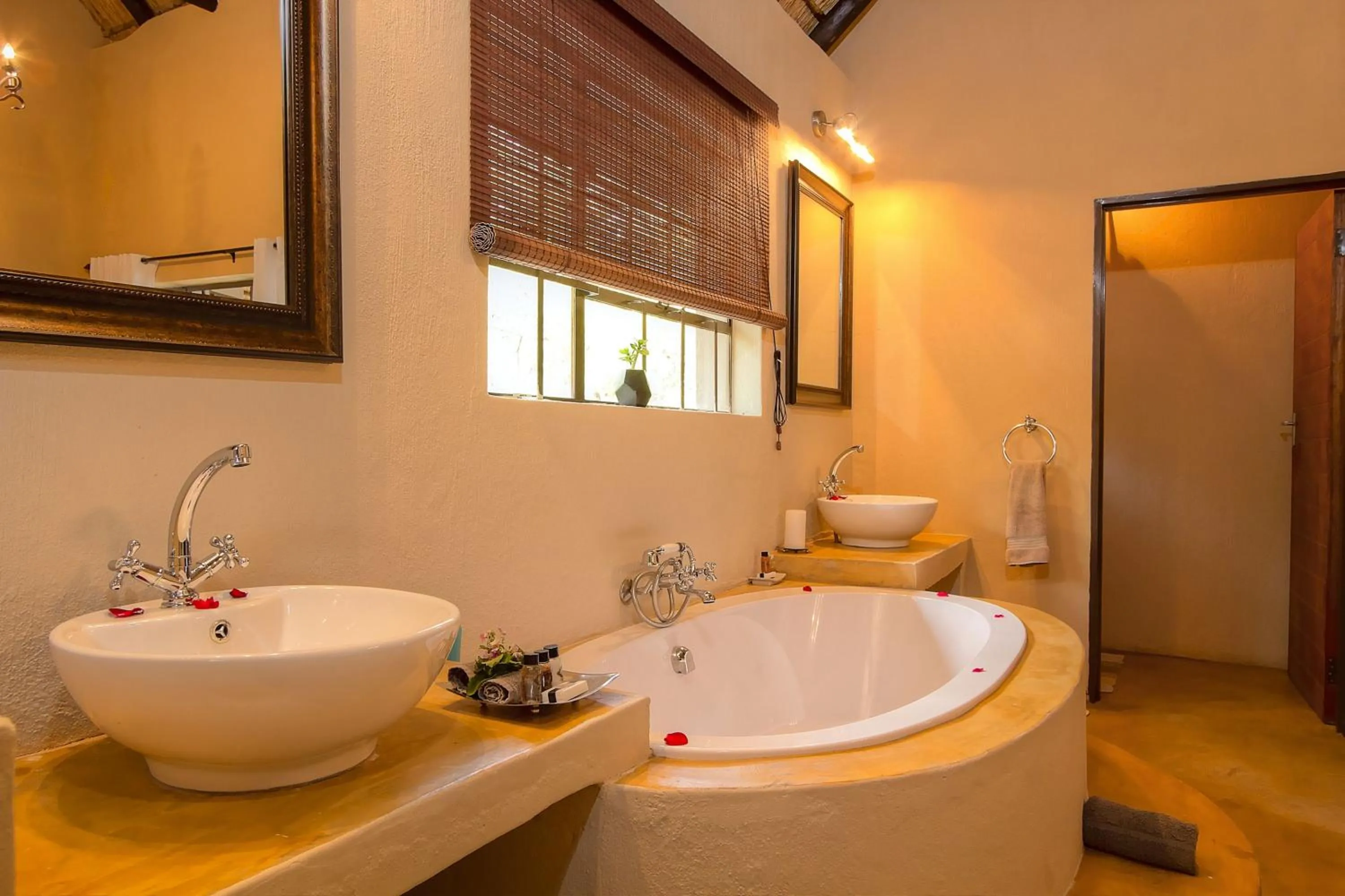 Bathroom in Mvuradona Safari Lodge
