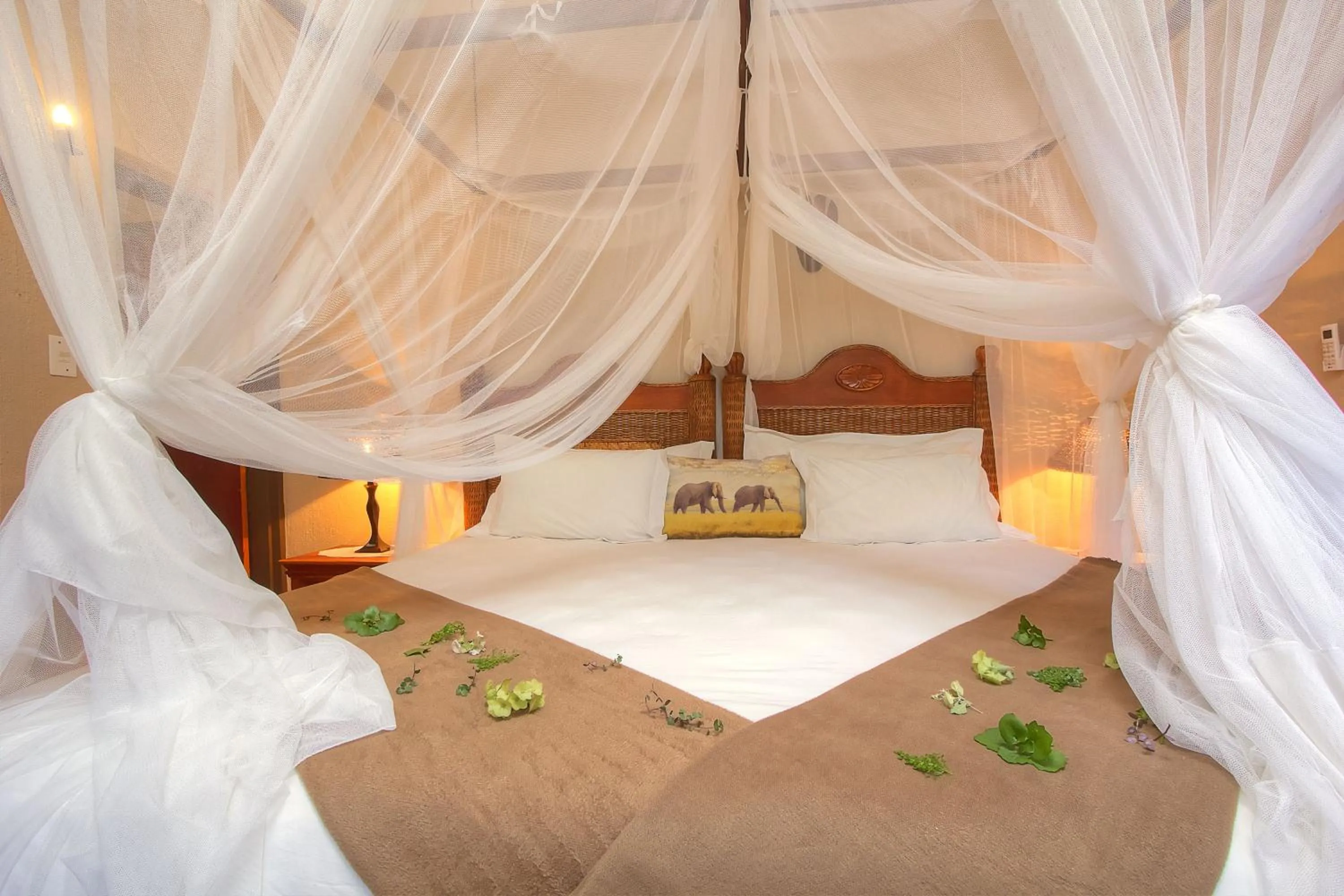 Bed in Mvuradona Safari Lodge