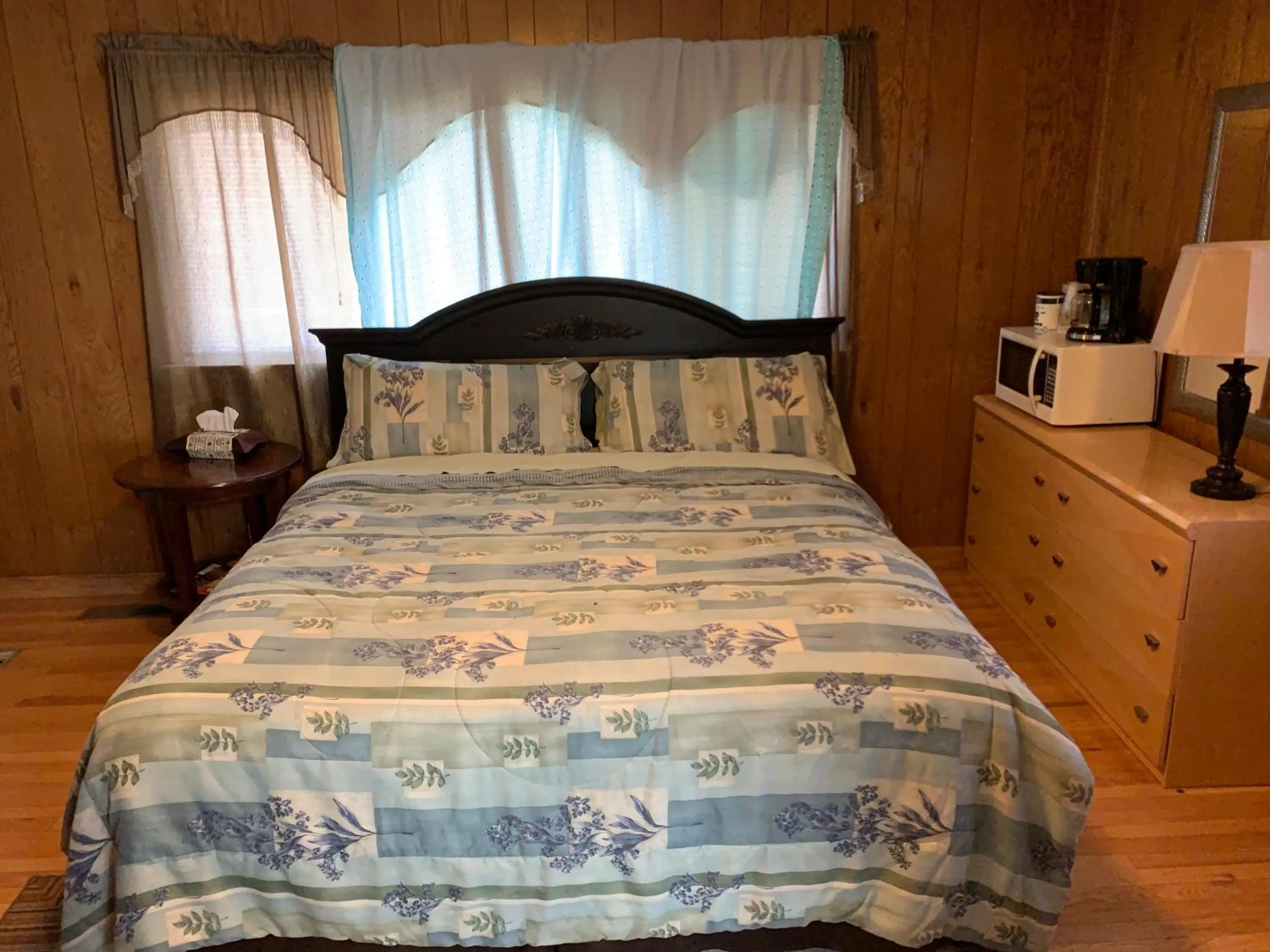 Bed in Phillips Historic Motel & Cottages