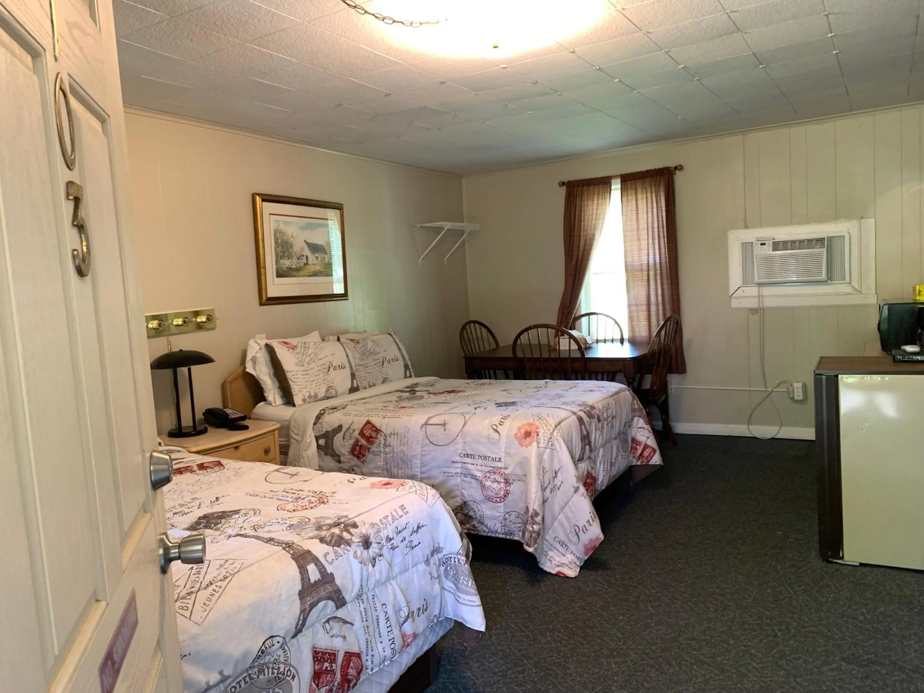 Bed in Phillips Historic Motel & Cottages