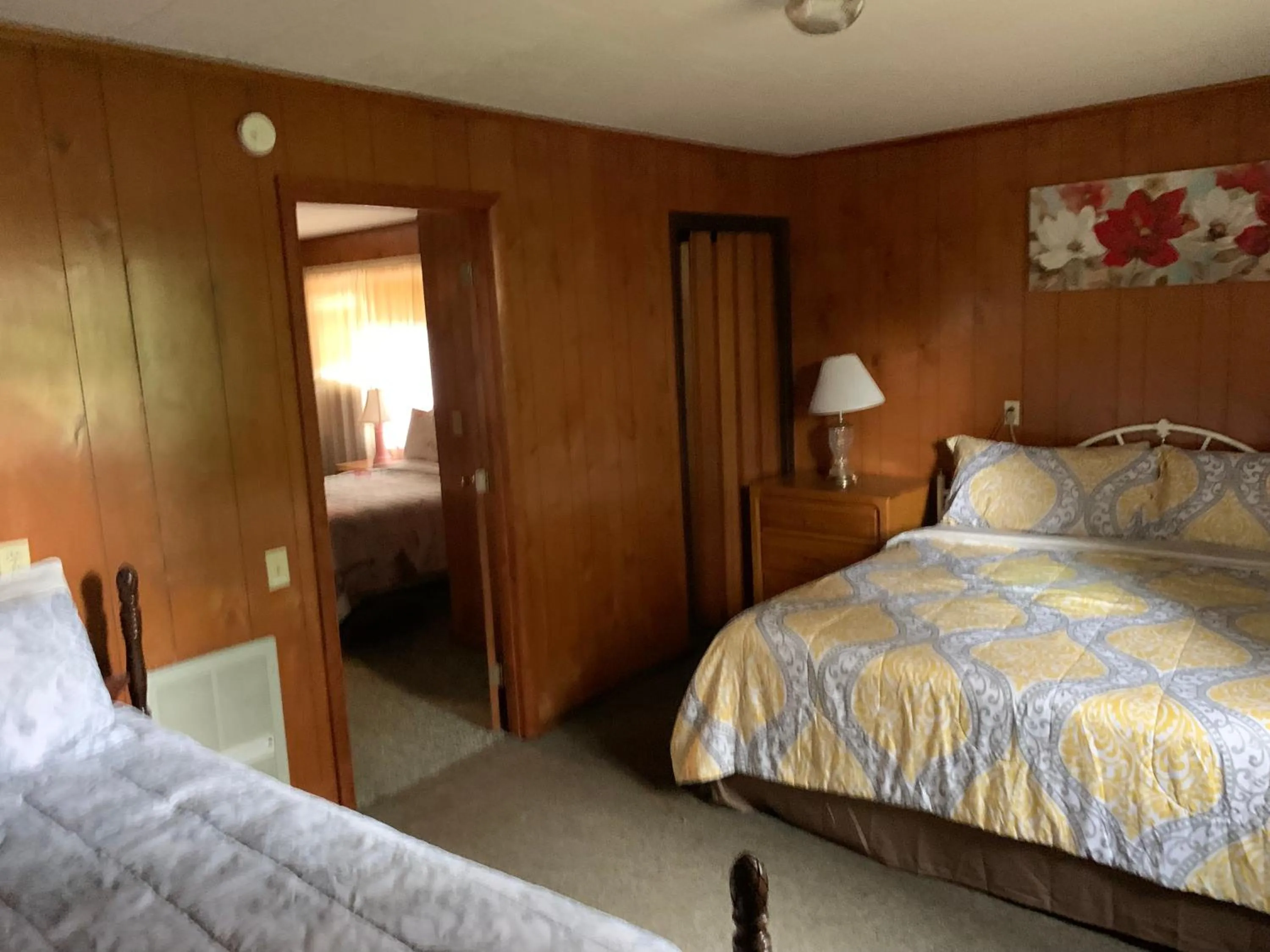 Bed in Phillips Historic Motel & Cottages