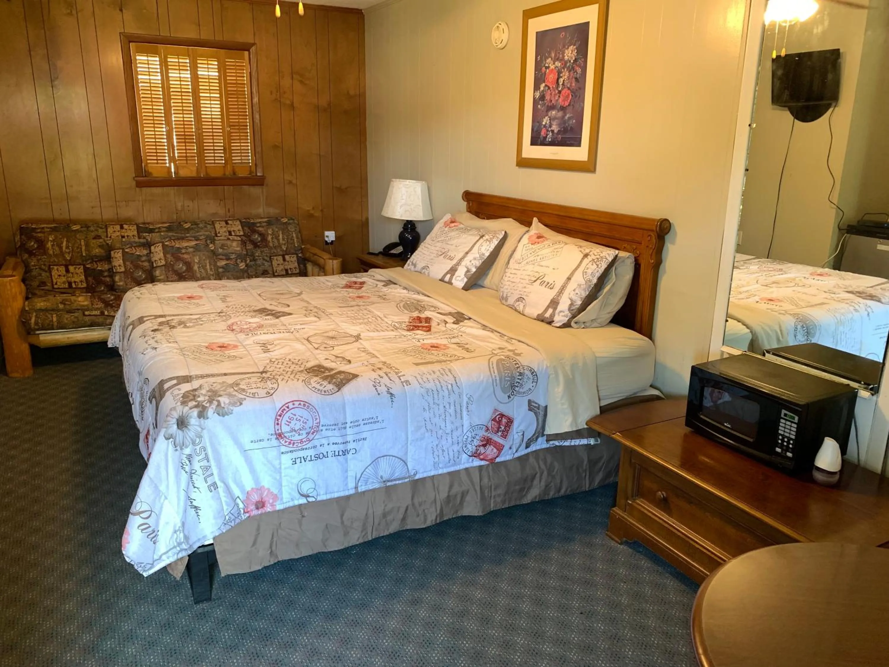 Bed in Phillips Historic Motel & Cottages