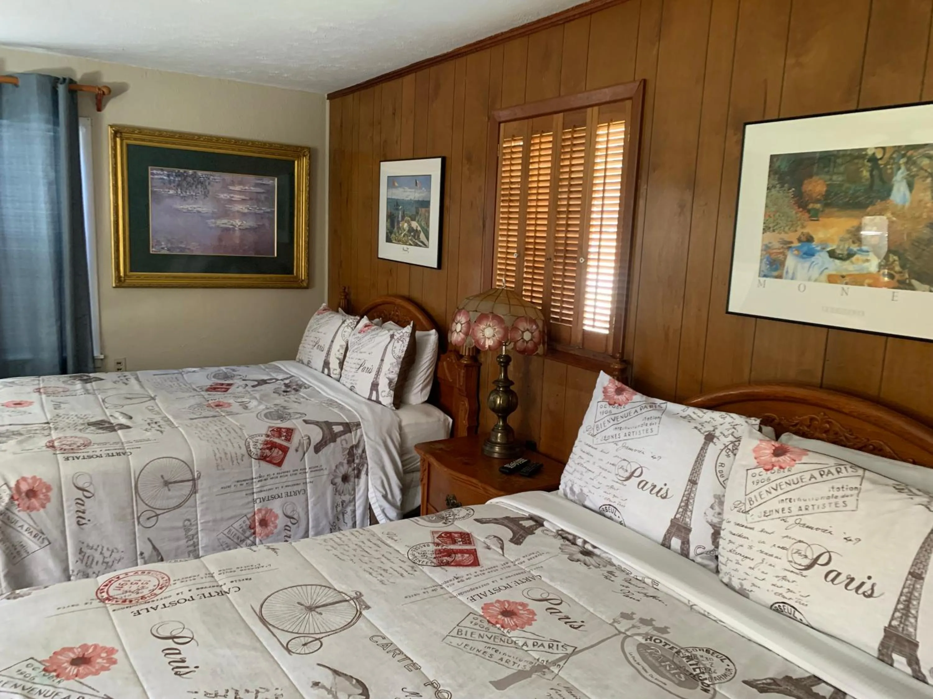 Bed in Phillips Historic Motel & Cottages