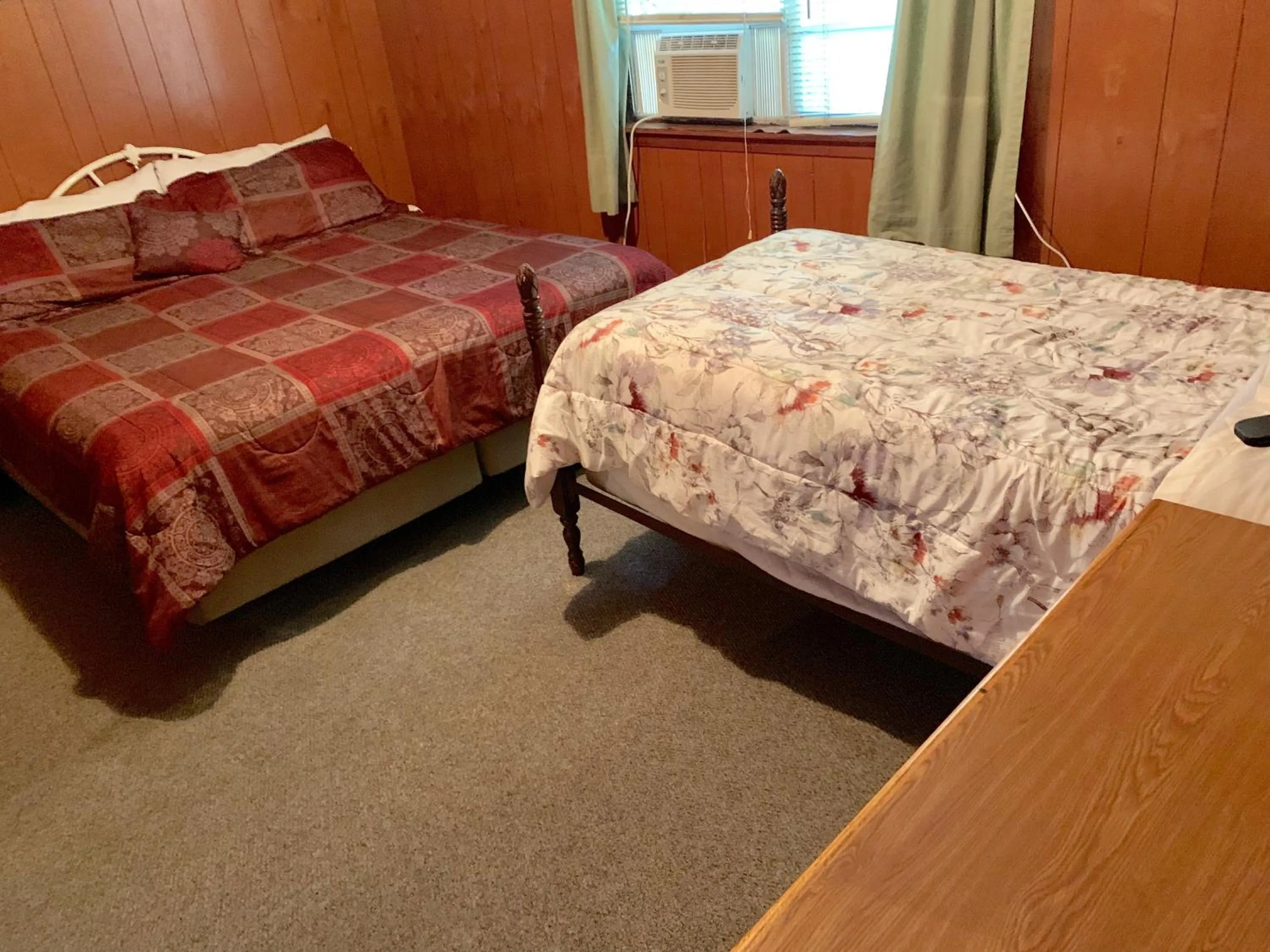 Bed in Phillips Historic Motel & Cottages