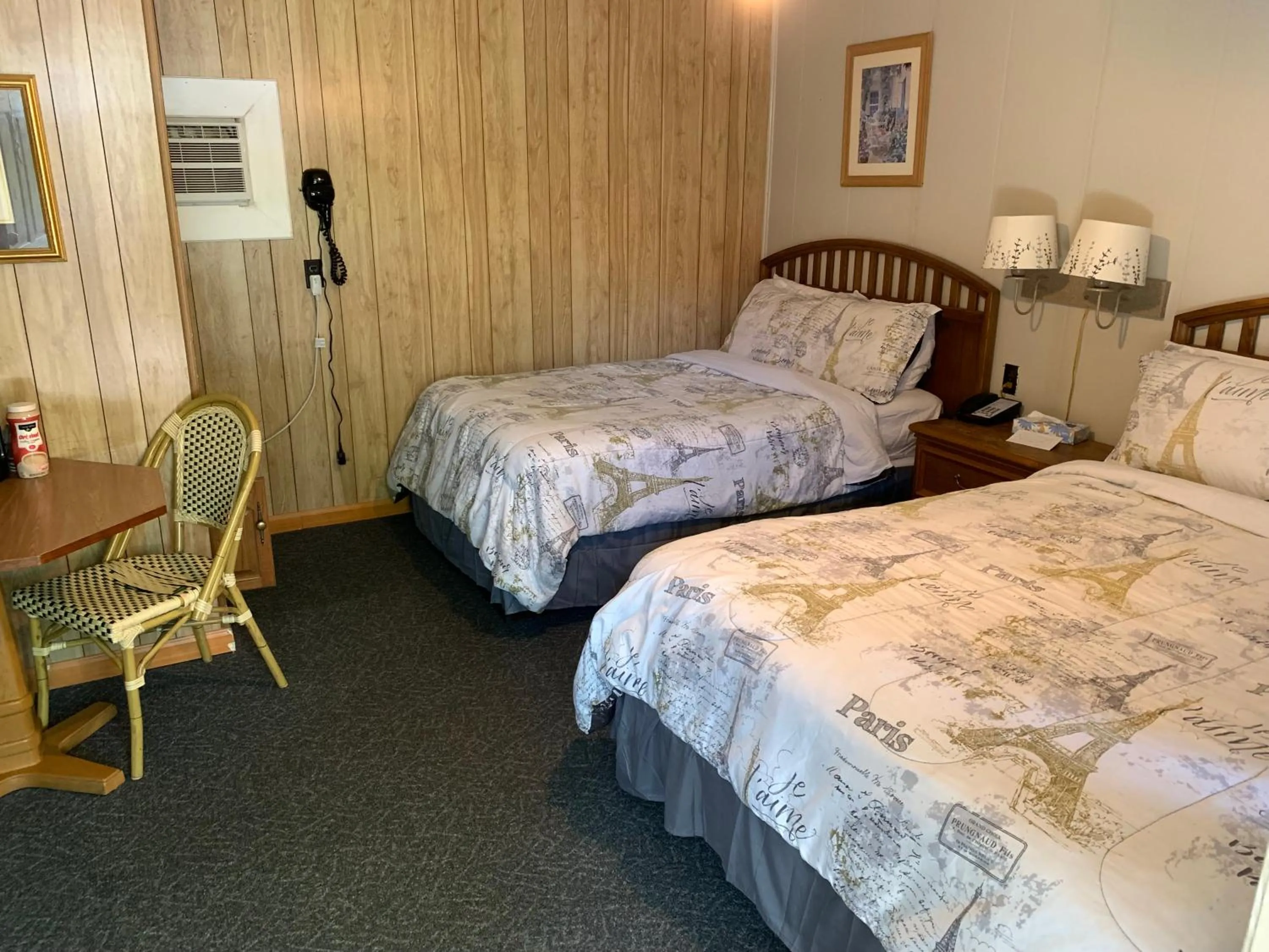 Bed in Phillips Historic Motel & Cottages