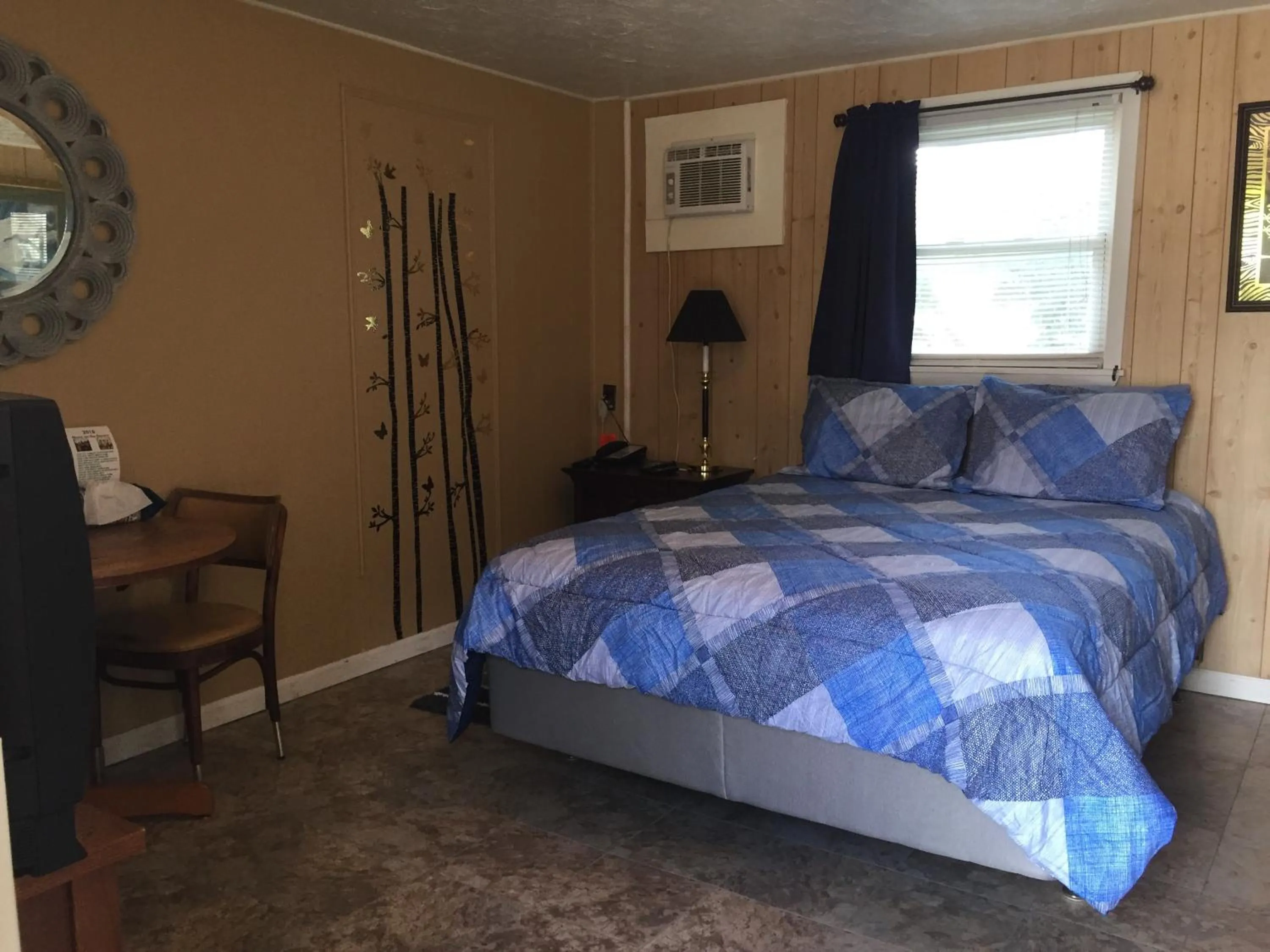 Bed in Phillips Historic Motel & Cottages