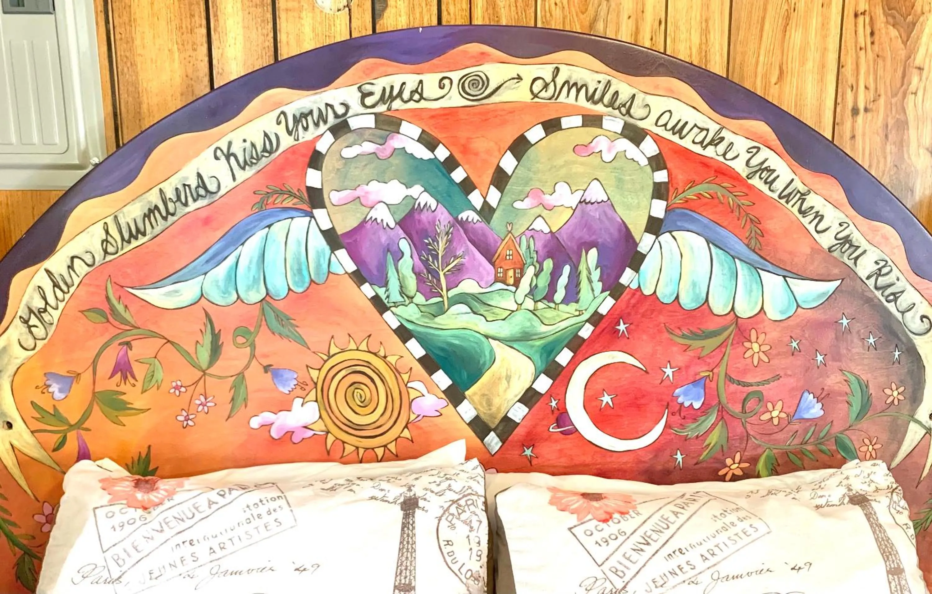 Bed in Phillips Historic Motel & Cottages