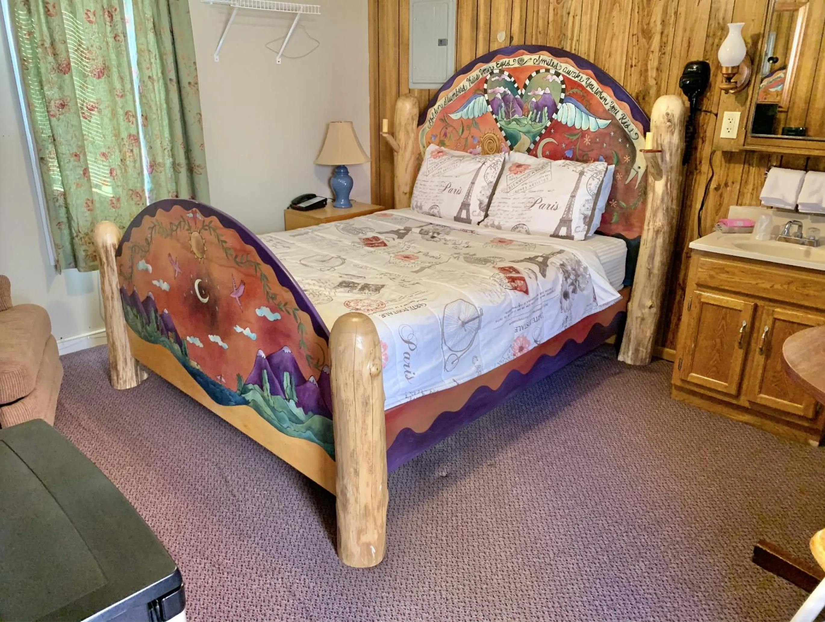 Photo of the whole room, Bed in Phillips Historic Motel & Cottages